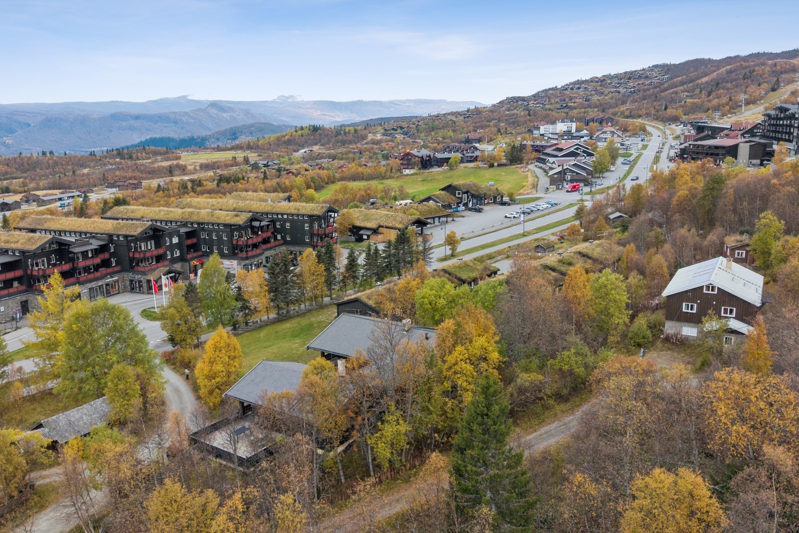 Eiendommen ligger svært sentralt til på Beitostølen. Galleribilde