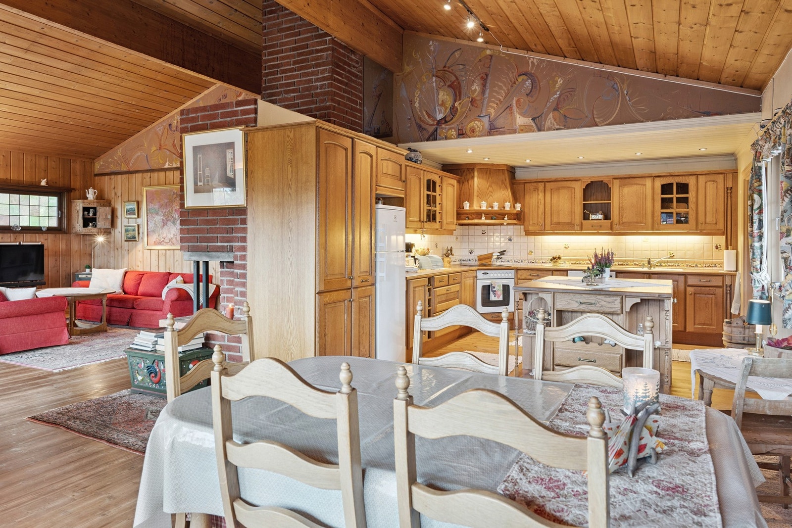 Plass for en spisegruppe i tilknytning kjøkken. Galleribilde