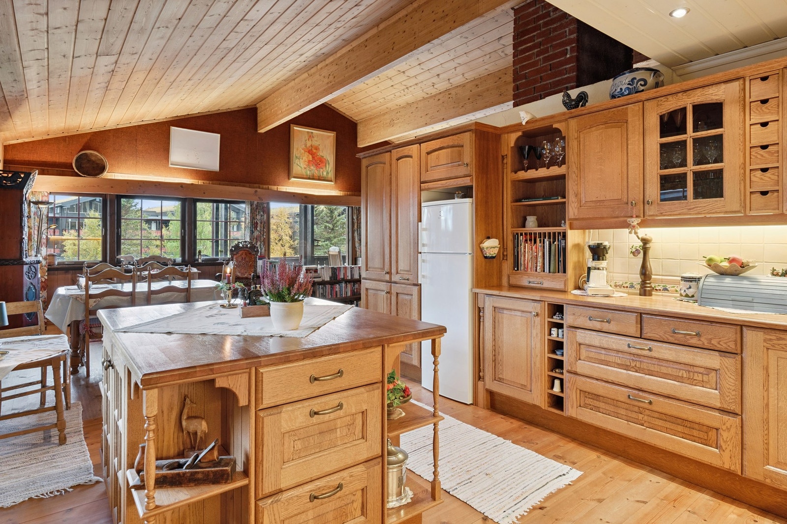 Integrert stekeovn og komfyr, frittstående oppvaskmaskin og kjøl-/fryseskap. Galleribilde