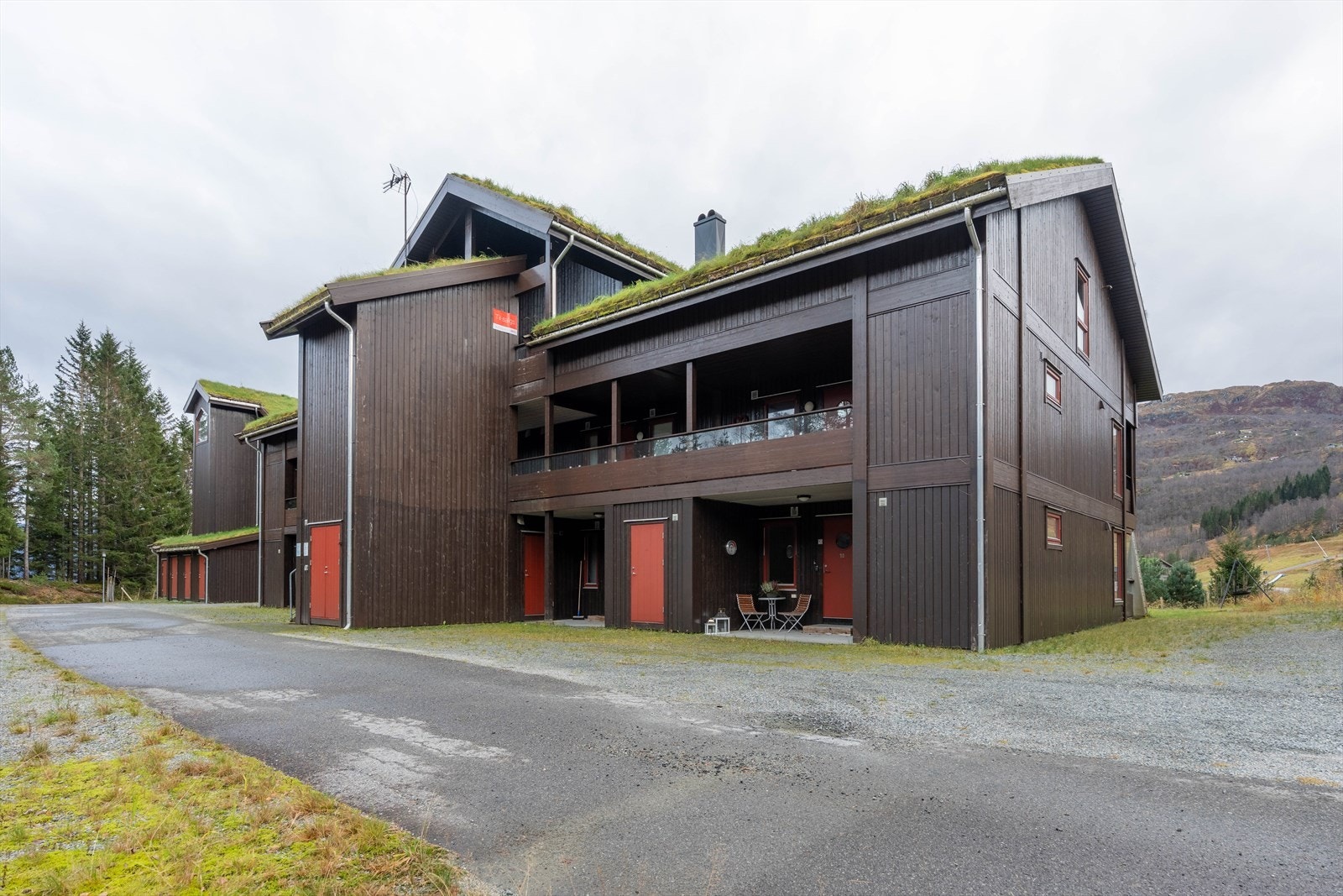 Felles sameiet tomt med felles p-plass Galleribilde