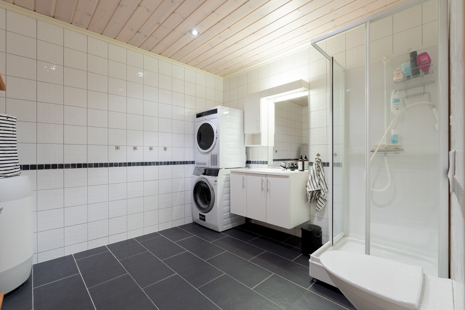 Bad, flislagt gulv og vegger. Opplegg for vaskemaskin Galleribilde