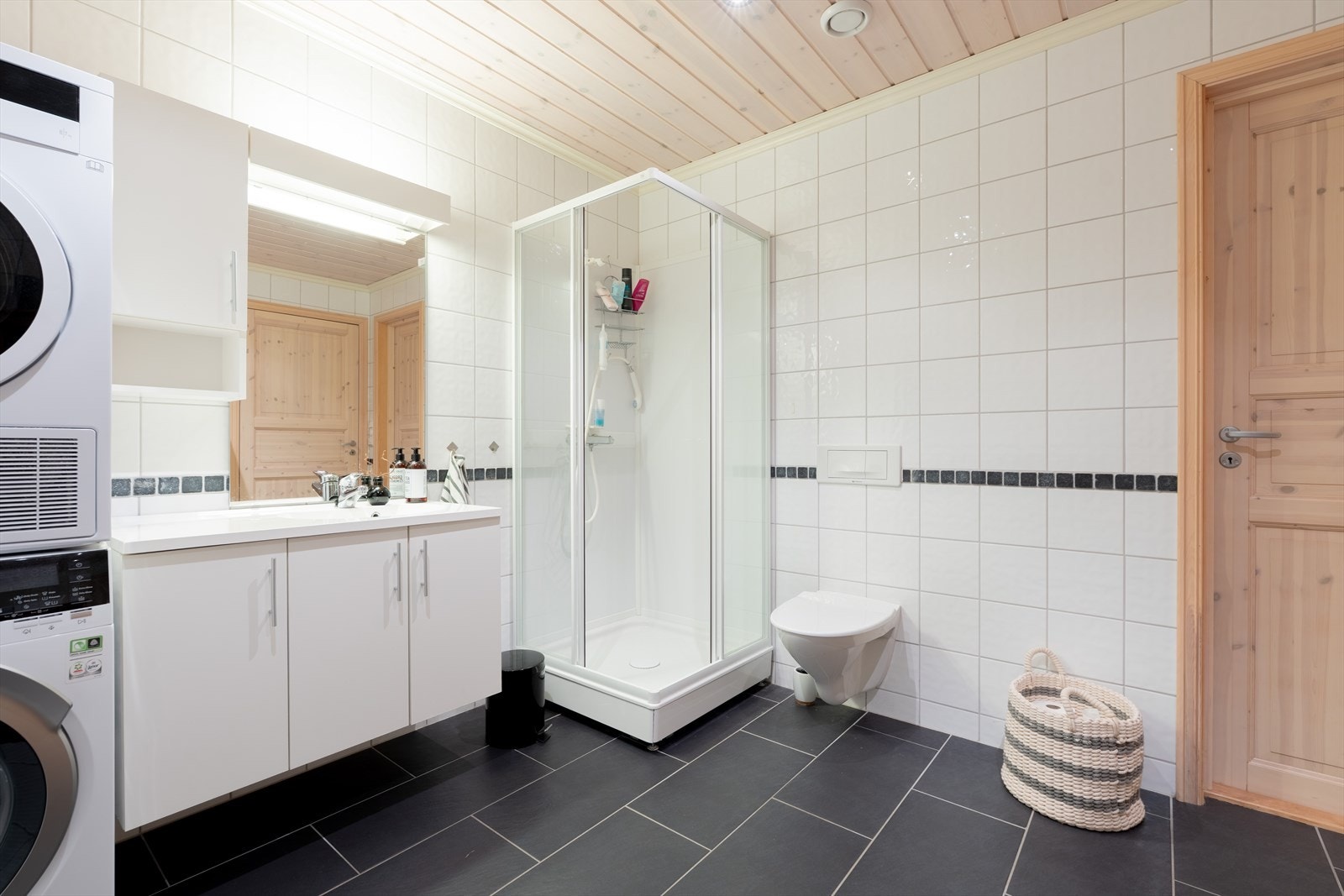 Dusjkabinett og vegghengt WC Galleribilde