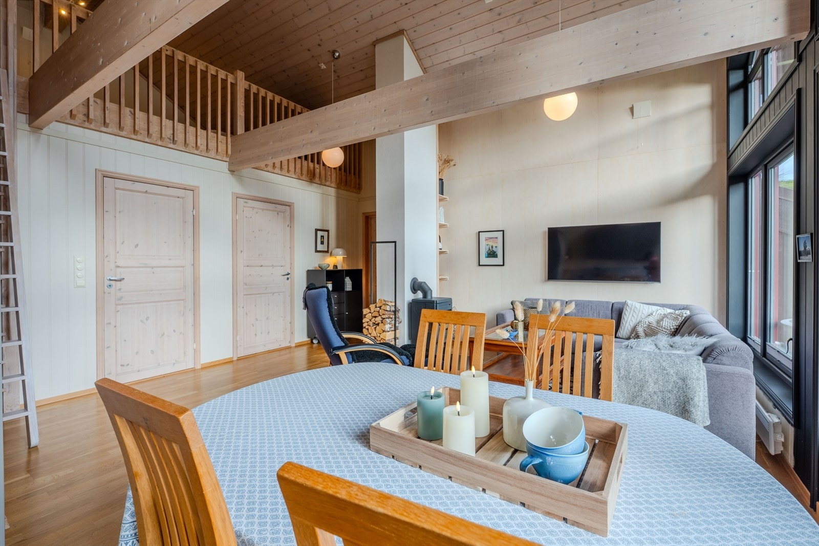 Åpen planløsning med stue og kjøkken i ett rom. Galleribilde