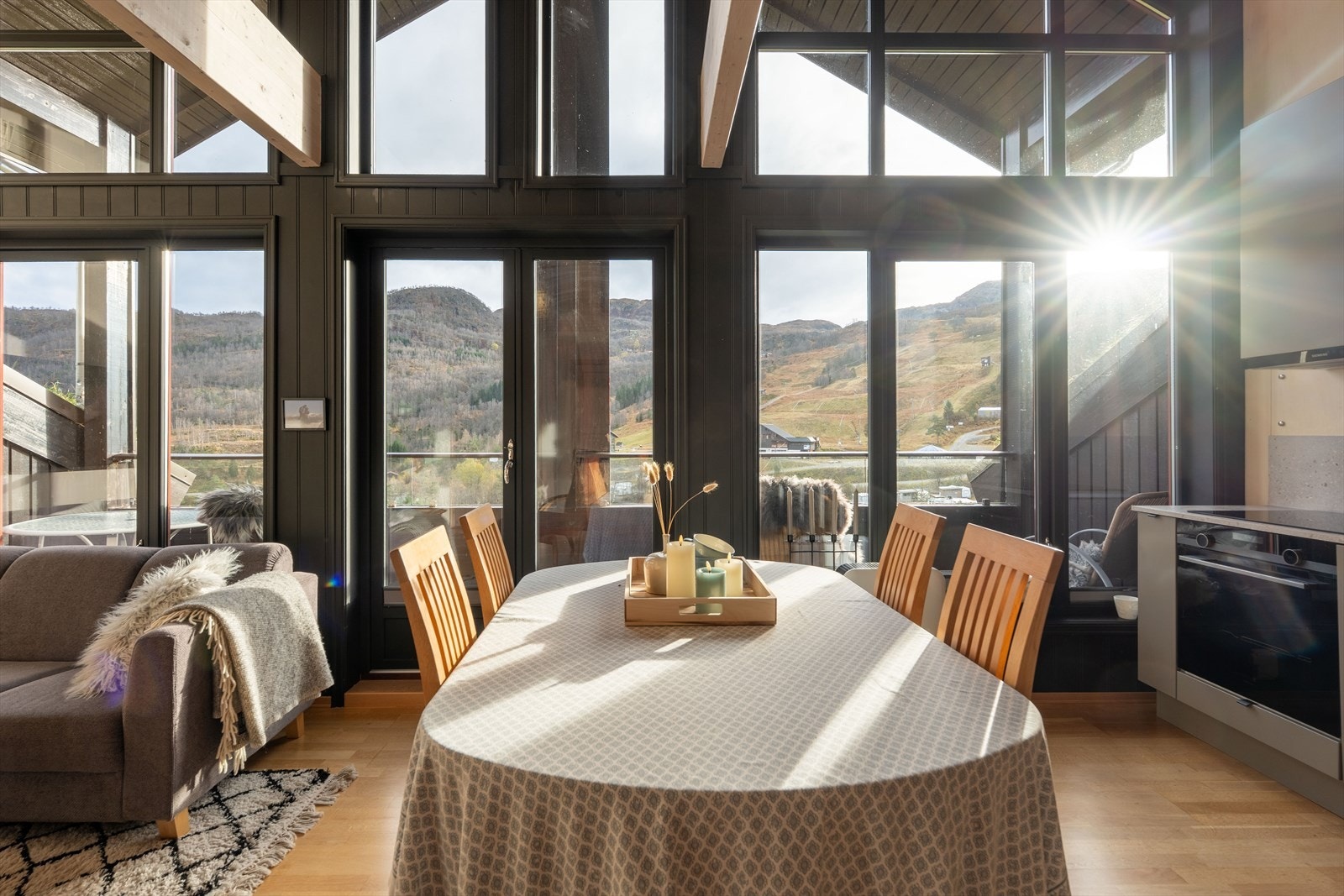Spisebordet har utsikt mot fjellene gjennom de store vinduene. Galleribilde