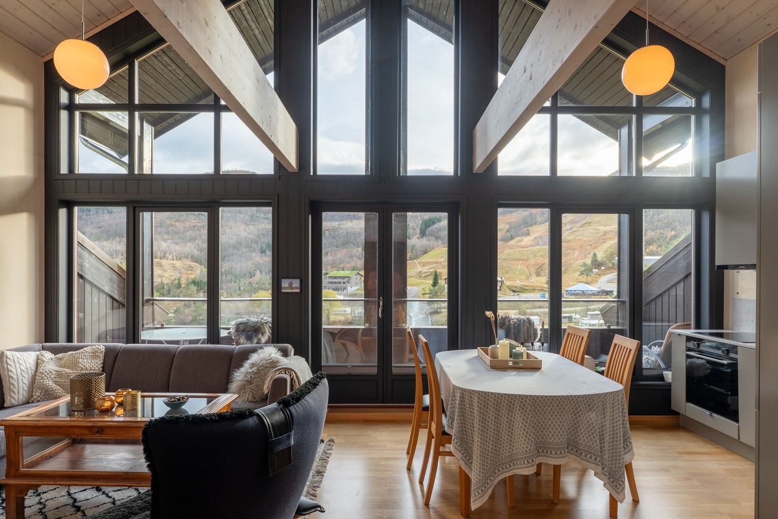 Stue/kjøkken med store vindusflater og flott utsikt Galleribilde