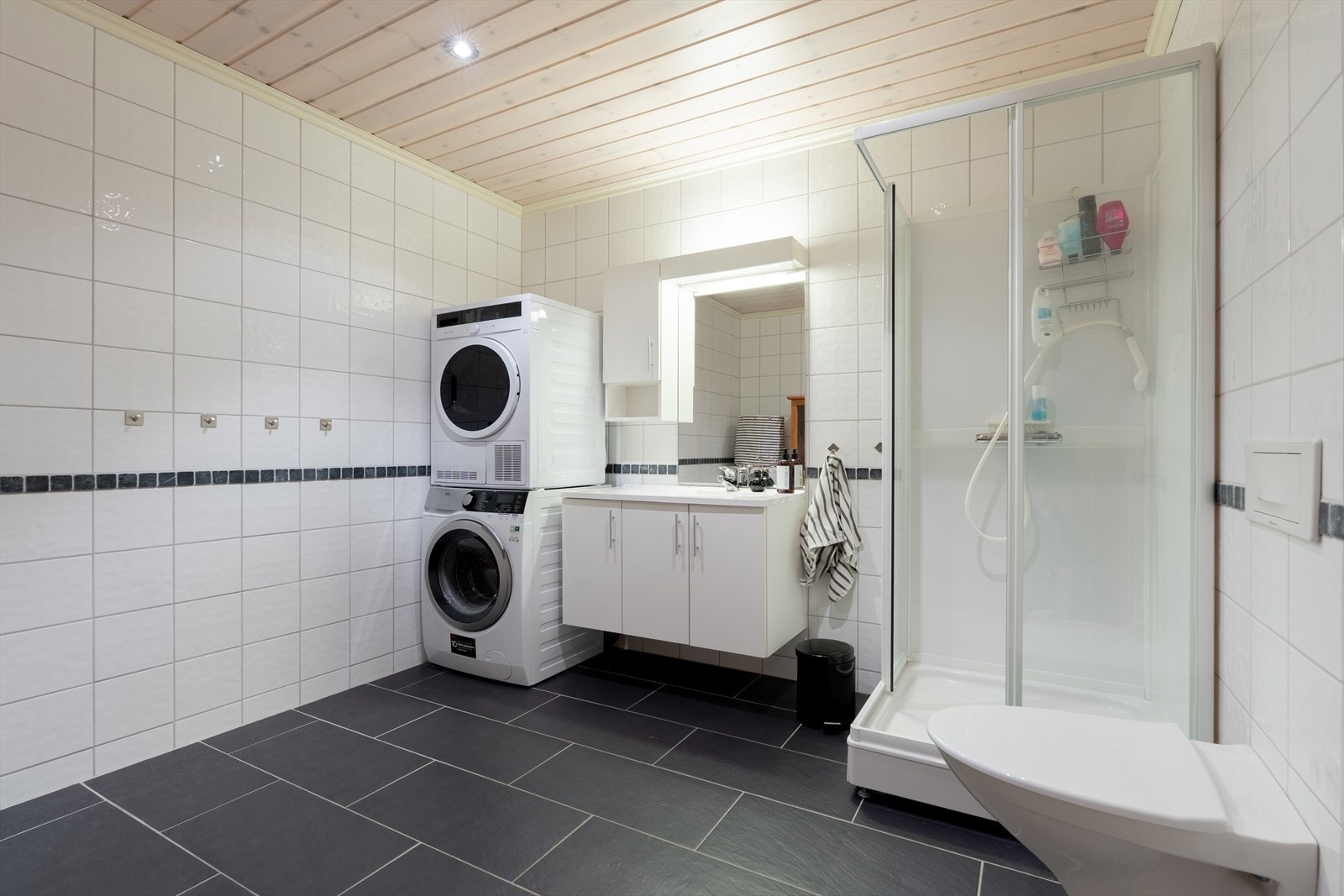 Bad, flislagt gulv og vegger. Opplegg for vaskemaskin Galleribilde