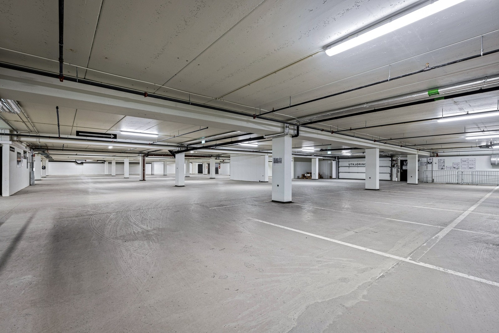 Under Fjellandsbyen er det to etasjer med garasjeanlegg. Her har eiere av fritidsleiligheter parkeringsrett mot avgift. Det er også gode lade muligheter Galleribilde