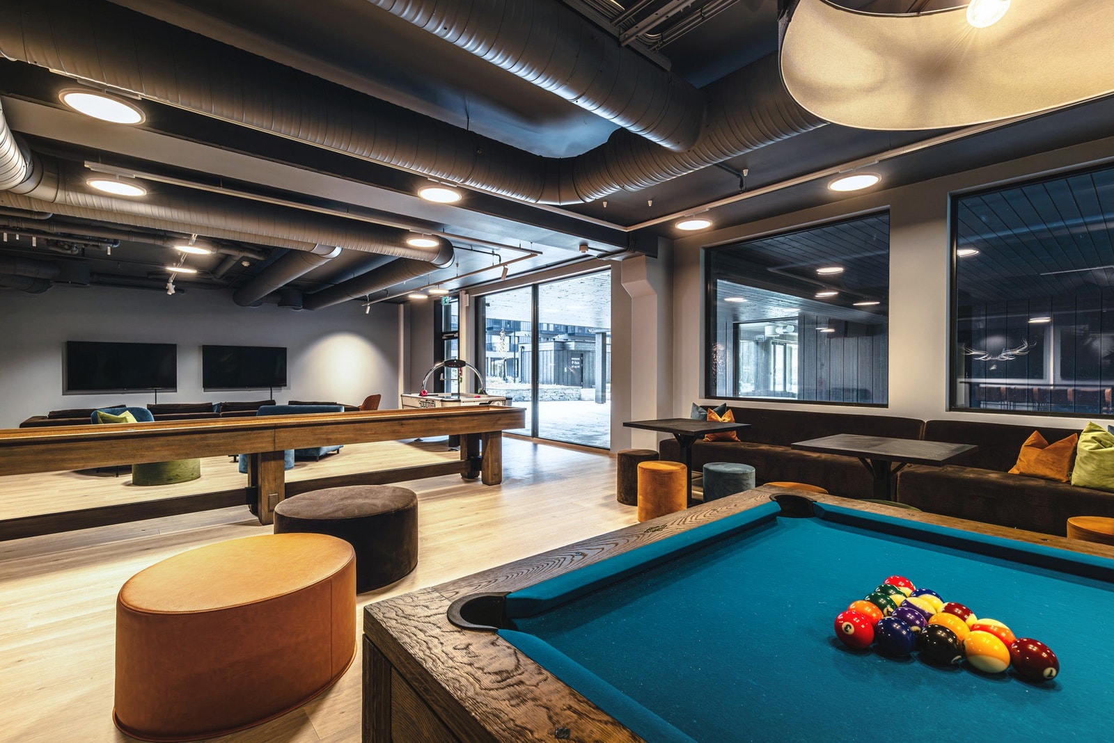 Stort spillrom med billjard, shuffleboards, tv-er og airhockey. En perfekt arena for familieturnering! Galleribilde