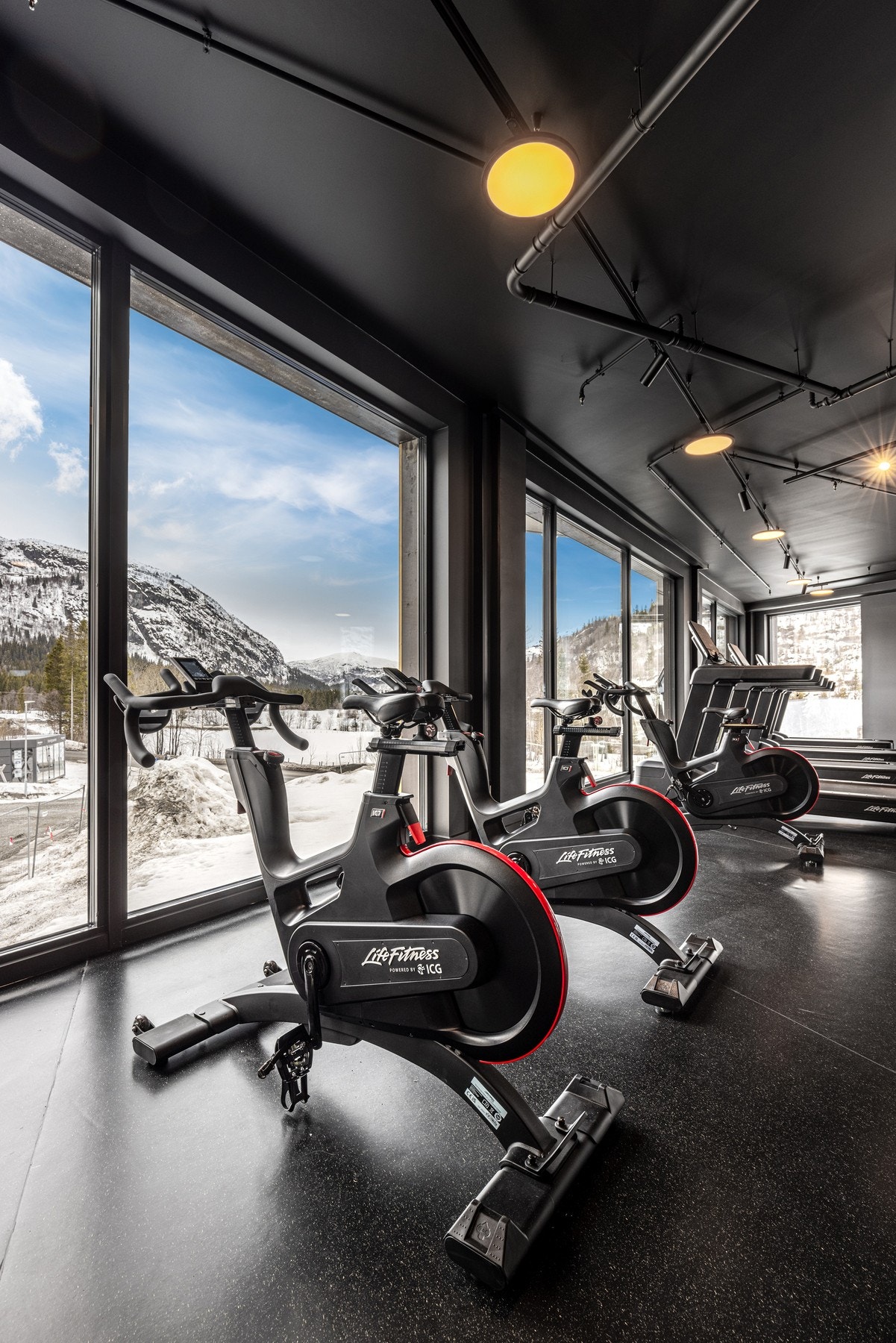 Treningsrommet er velutstyrt med flere soner Galleribilde