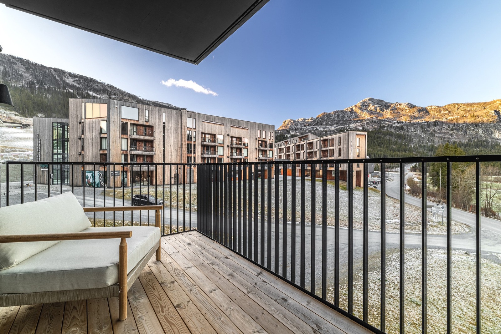 Balkong vendt mot vest med fine sol- og utsiktsforhold Galleribilde