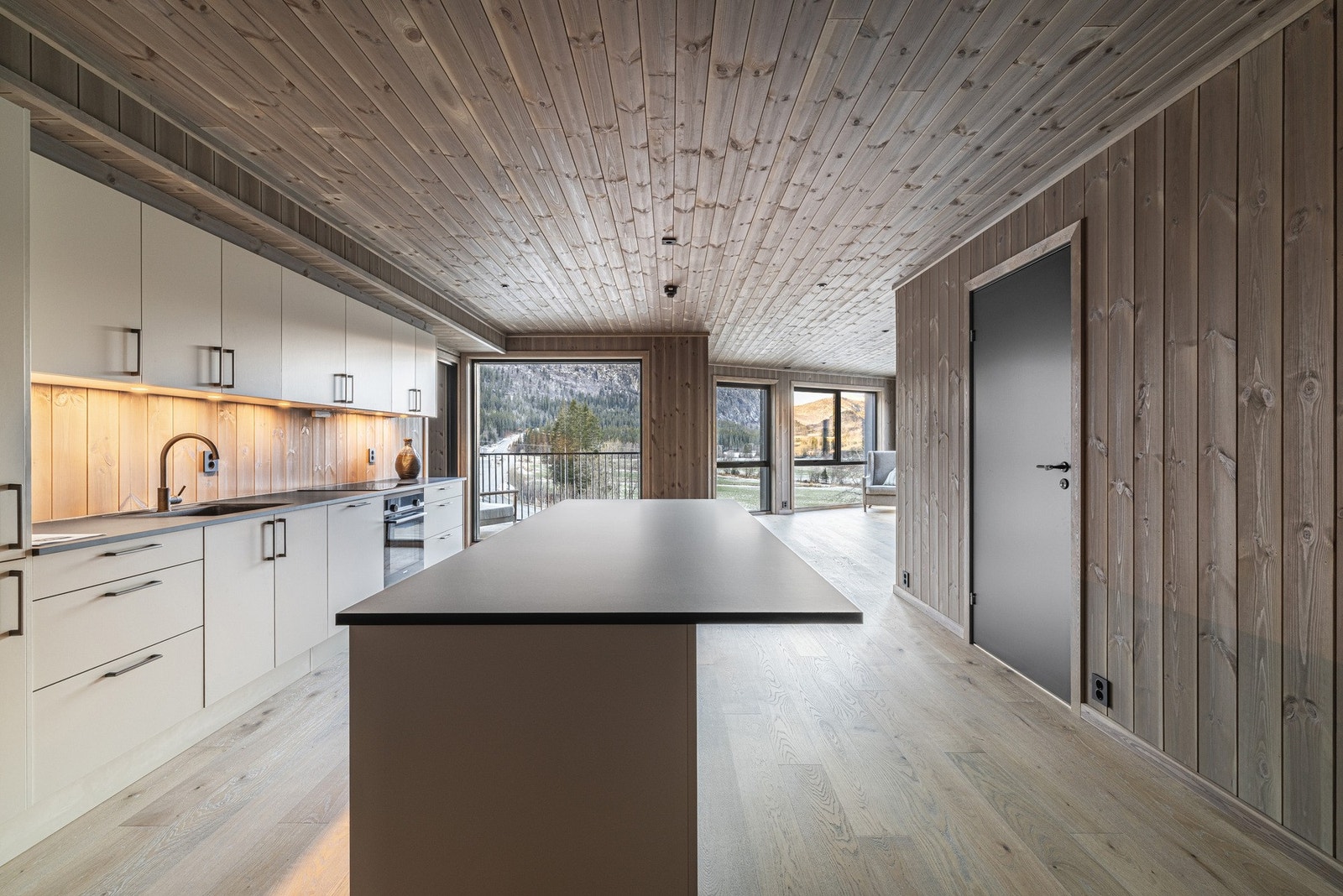 Kjøkken fra Sigdal i modellen Sand med integrerte hvitevarer Galleribilde