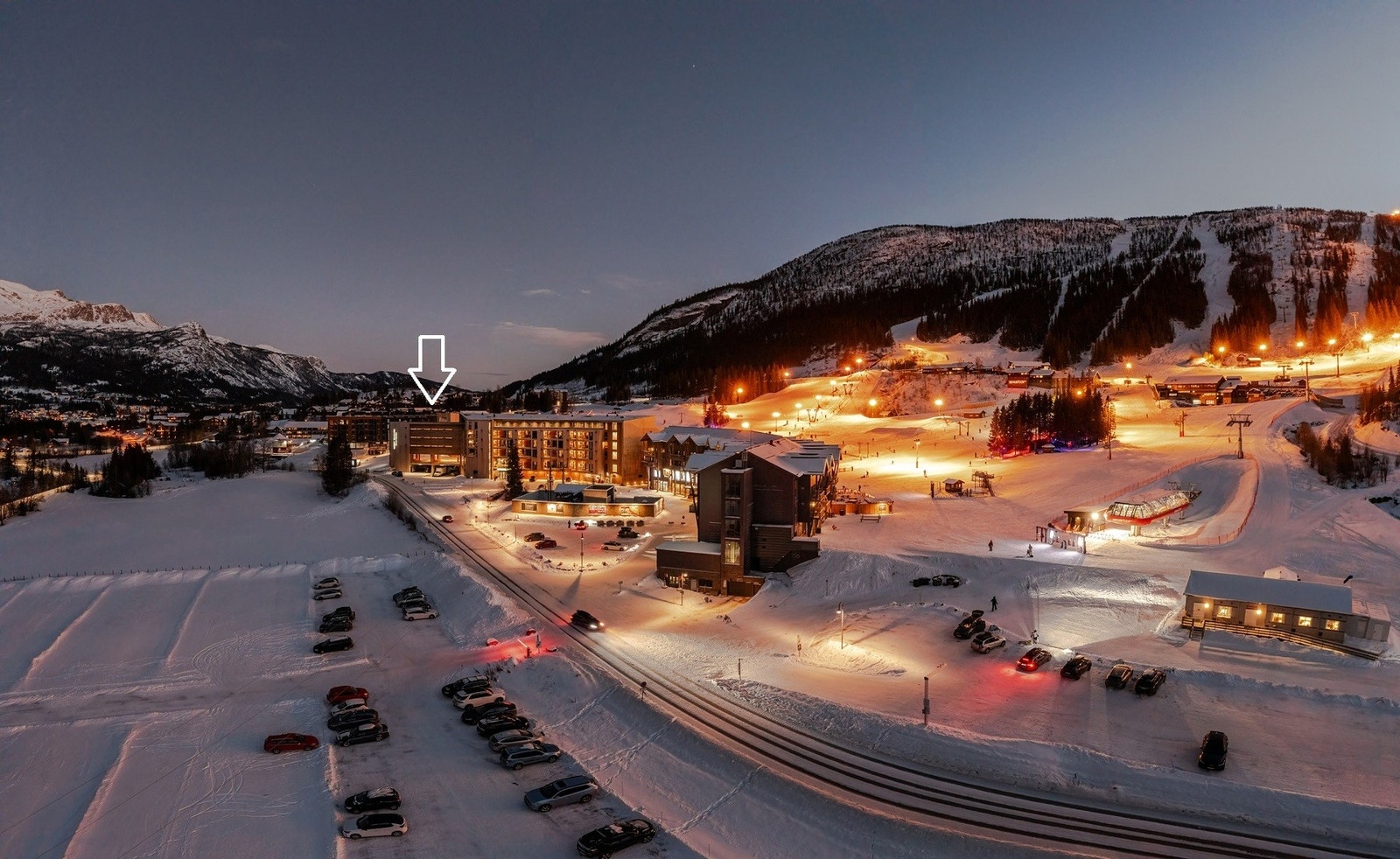 Fjellandsbyen har en ideell beliggenhet i baseområdet i Hemsedal skisenter. Her har man direkte nærhet til preparere løyper for alpint og langrenn. Fra Fjellandsbyen er det opplyst gangvei inn til Hemsedal sentrum, ca. 10 minutters gange. Galleribilde