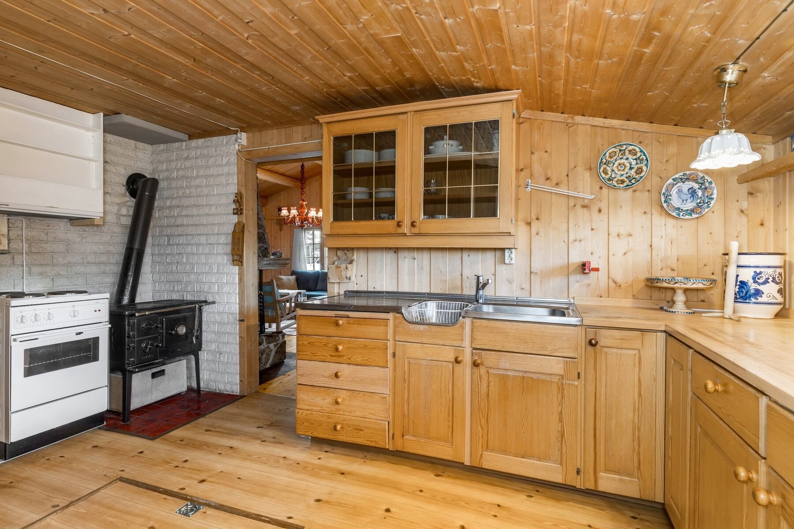 Separat kjøkken av god størrelse med innredning i furu. Galleribilde