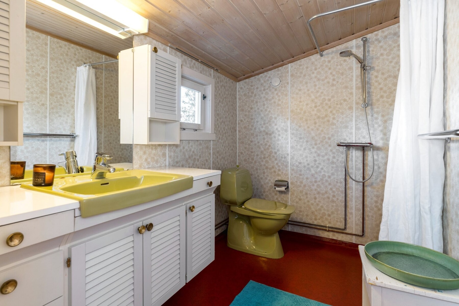 Badet er innredet med dusj, og har belegg på gulv og baderomsplater på vegger - lettstelt og funksjonelt. Galleribilde