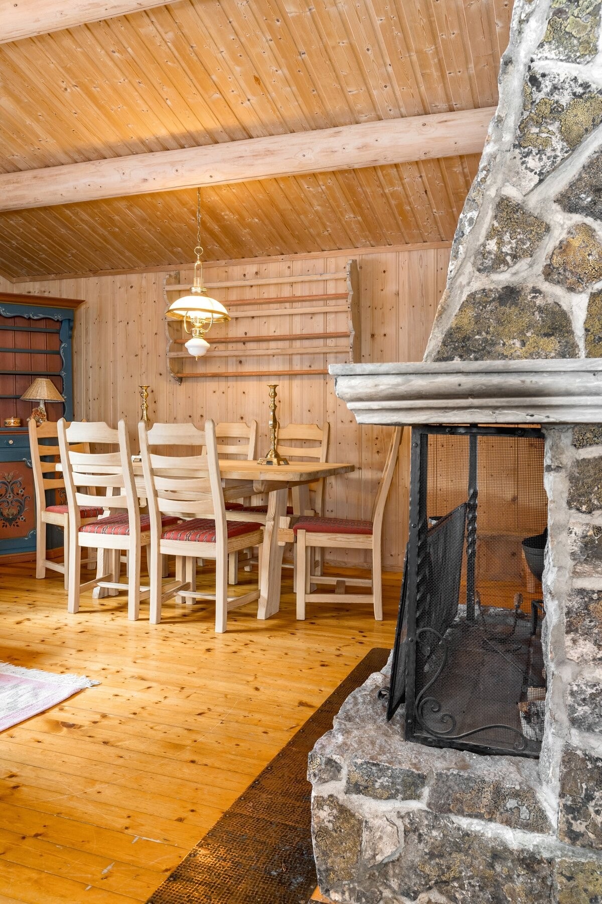 Koselig peis i stue som skaper lun og god stemning. Galleribilde