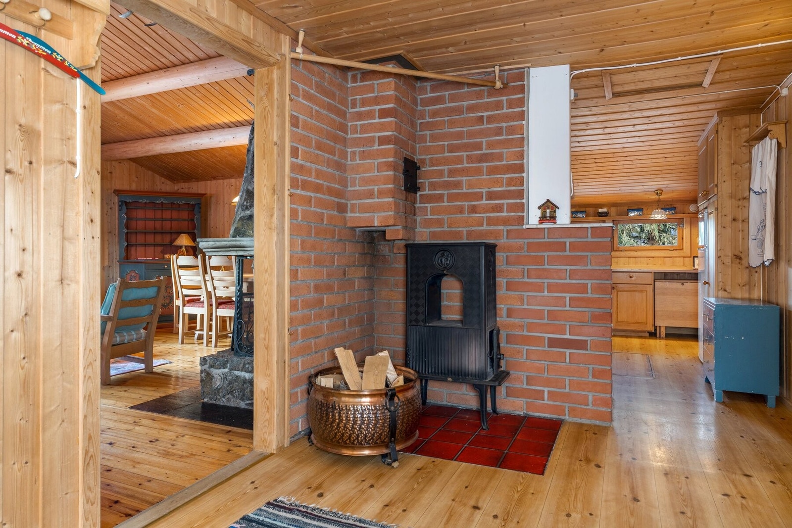 Vedovn i gangen gir hytta ekstra varme. Galleribilde