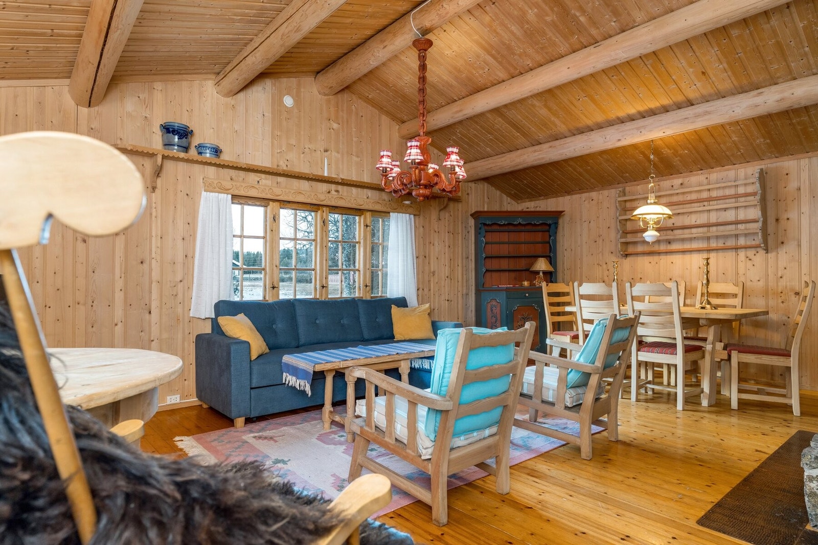 God takhøyde bidrar til en åpen og behagelig atmosfære. Galleribilde