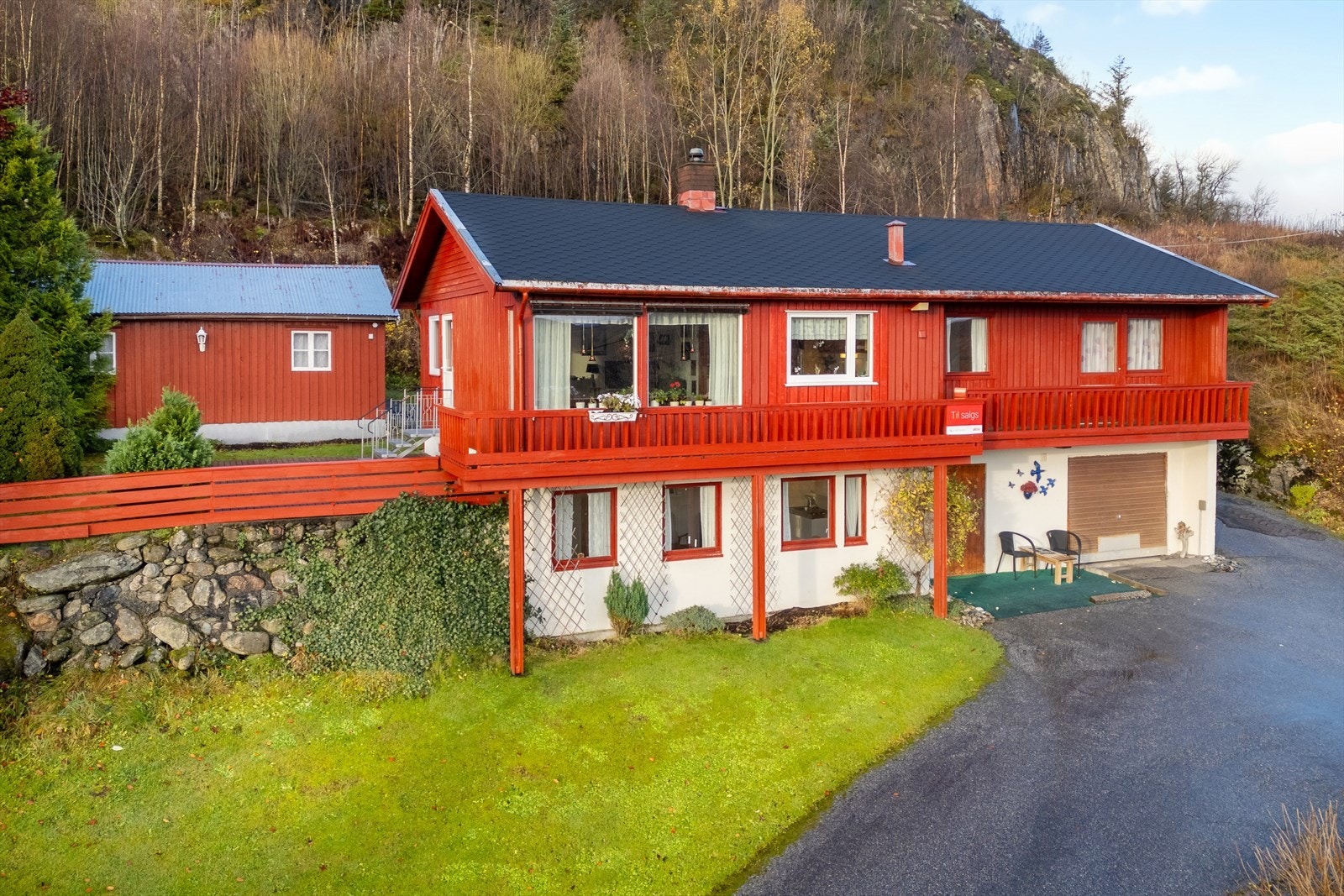 Det er også inngang nede, da med entre, WC og direkte inngang til oppholdsrom med sovealkove Galleribilde