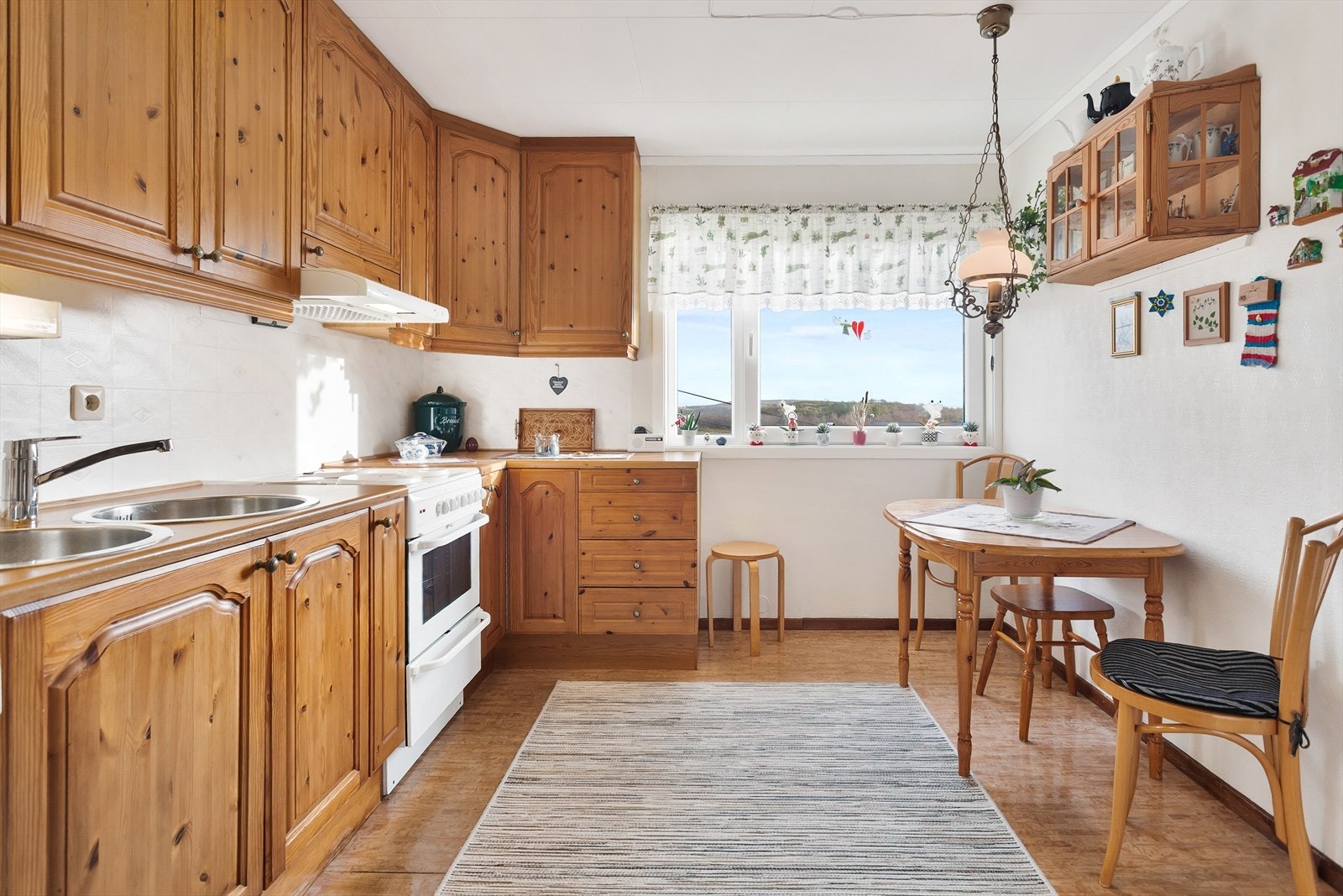 Kjøkkenet ligger ved siden av stuen Galleribilde