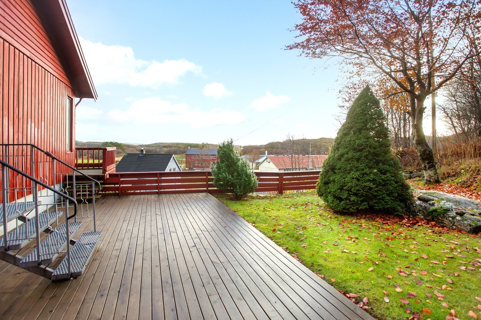 Lunt og koselig uteområde med platting og plen Galleribilde