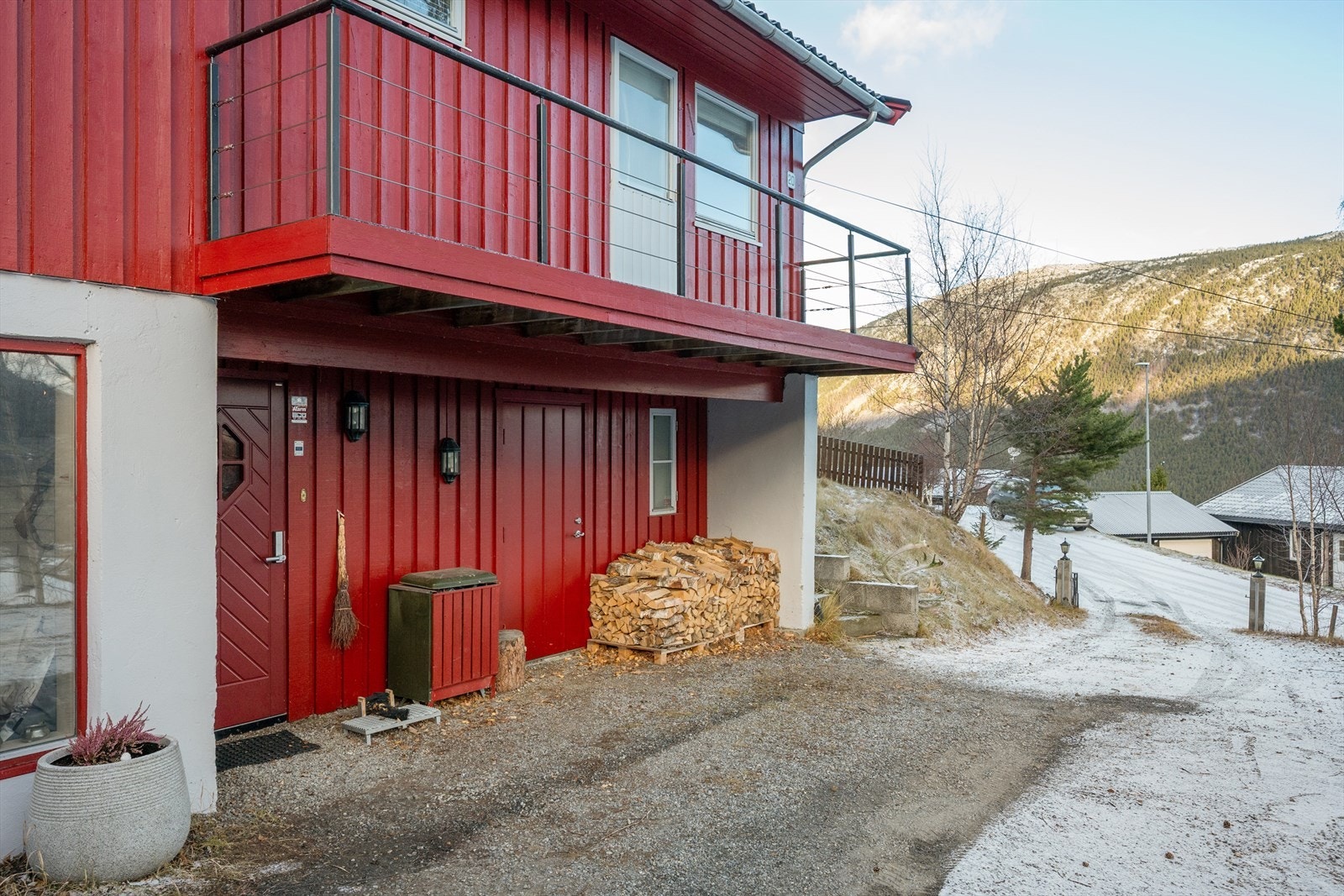 Inngangen er på nedsiden av boligen, hvor det også er en bod. Galleribilde