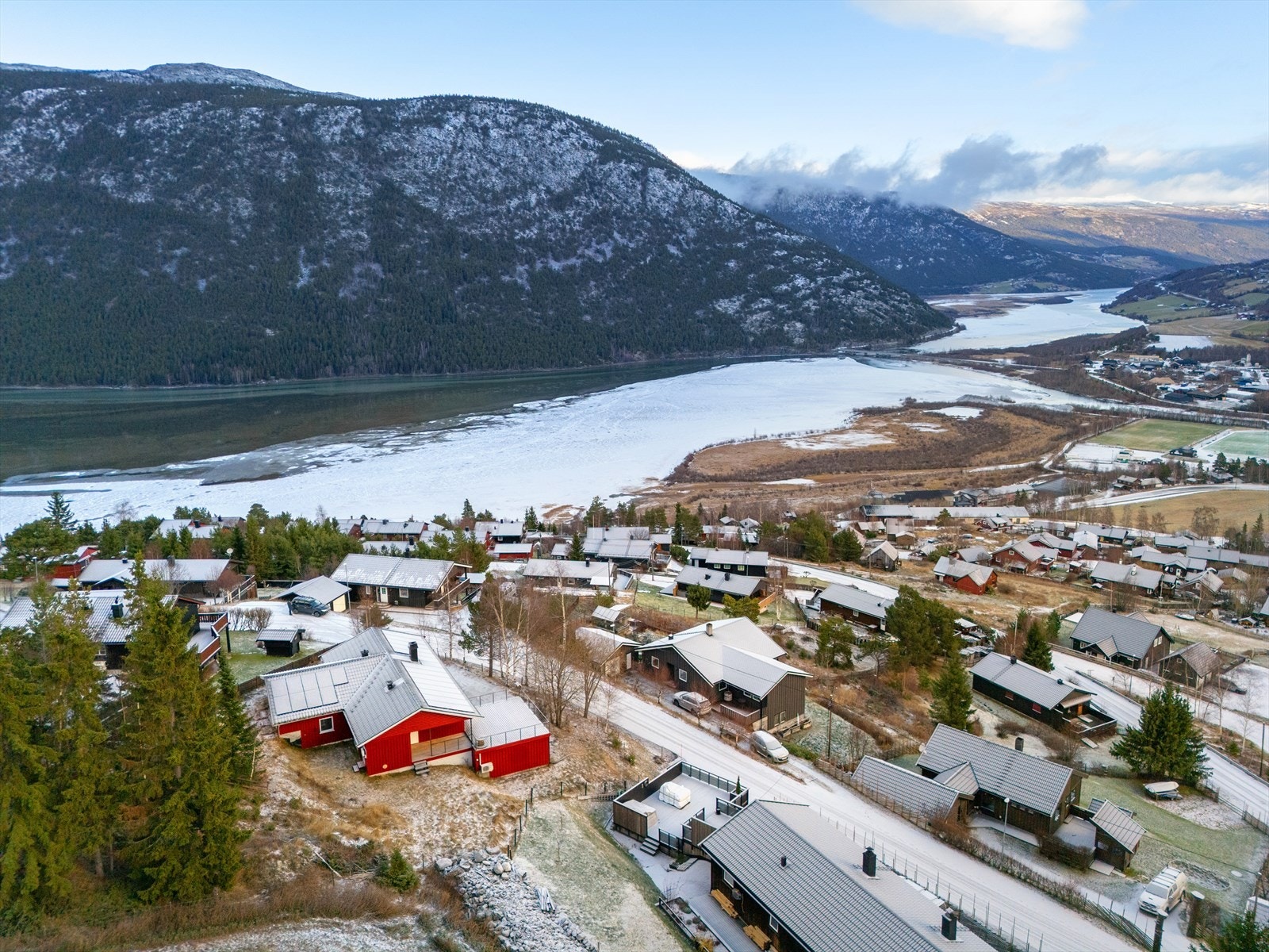 Eiendommen ligger i nasjonalparklandsbyen Lom, som er omringet av flott natur. Galleribilde