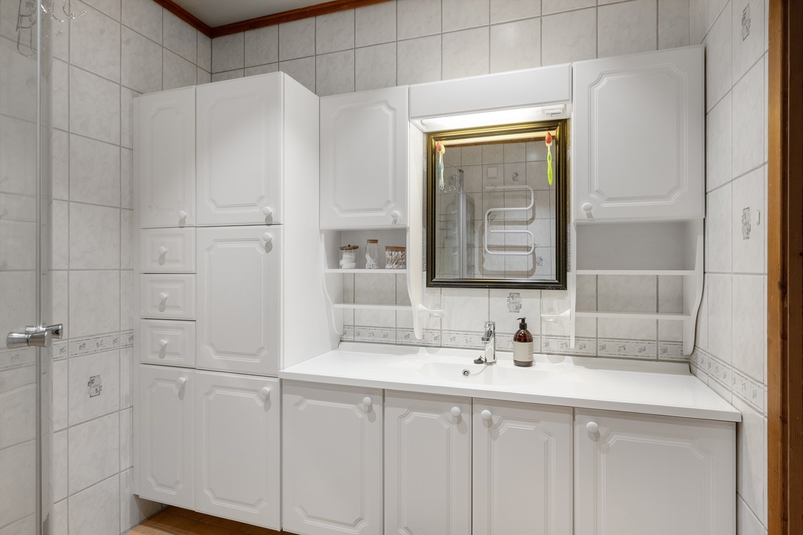 Dette badet er i hovedetasjen, og har en stor servant med god plass. Galleribilde