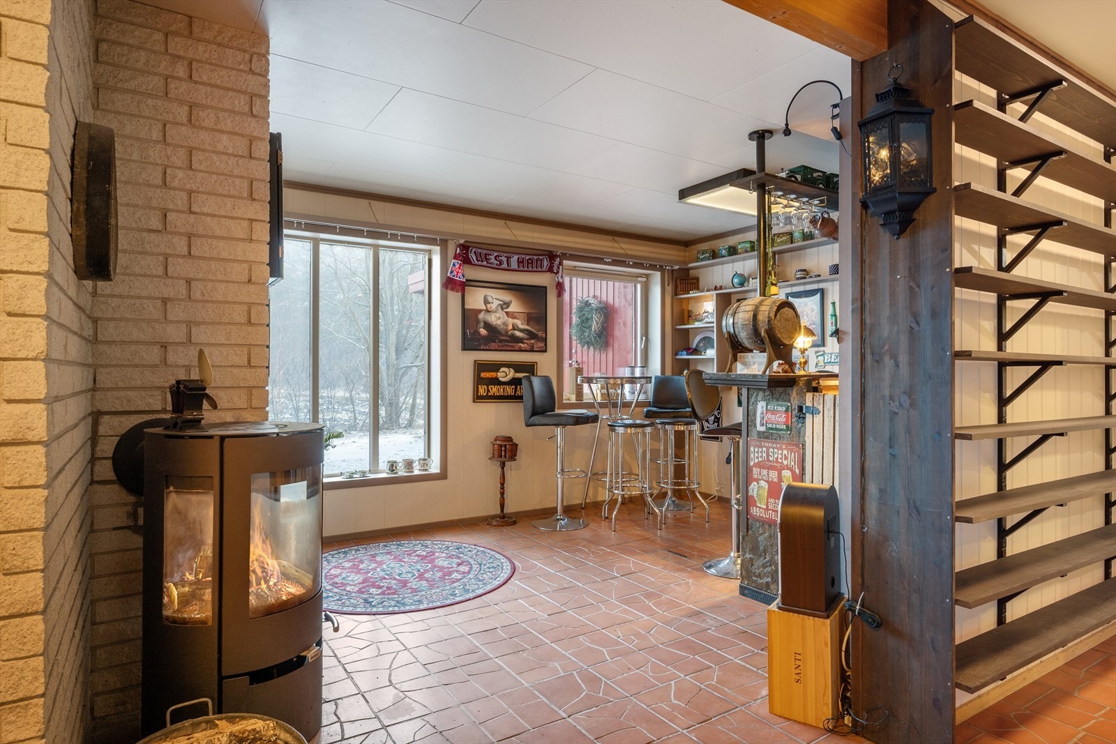 I underetasjen kommer man inn i en romslig gang, hvor det er en kjellerstue innredet er en bar. Galleribilde