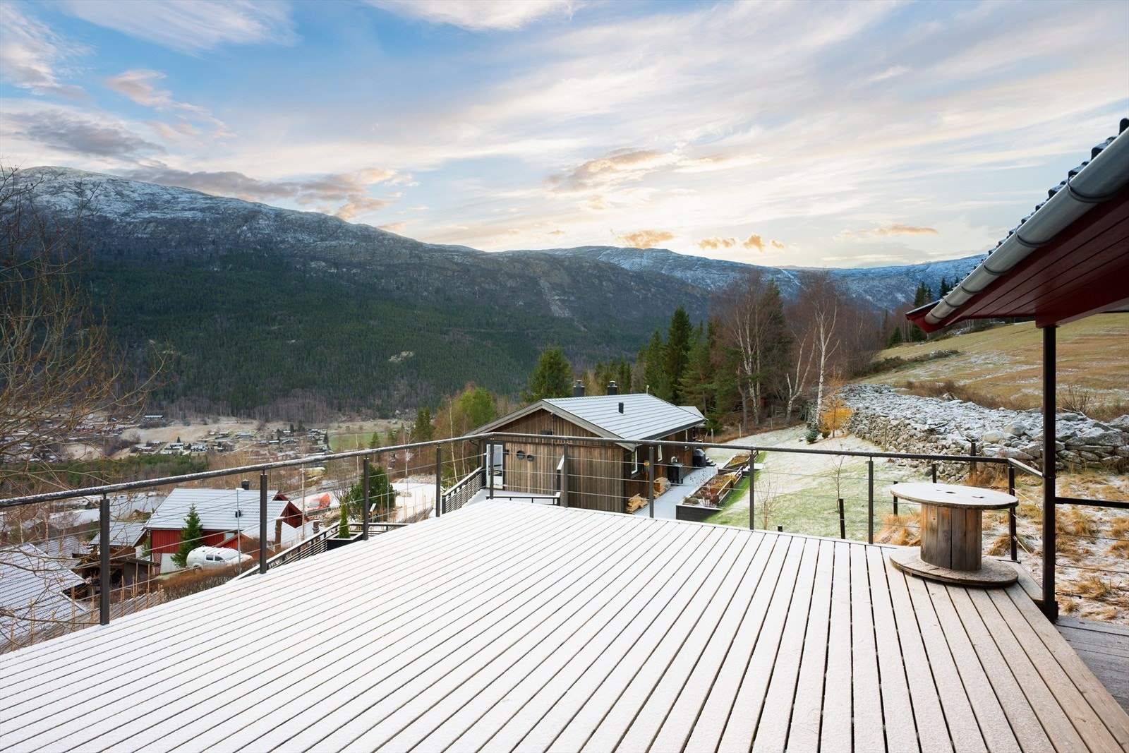 På terrassen ovenpå garasjen er det god plass. Galleribilde