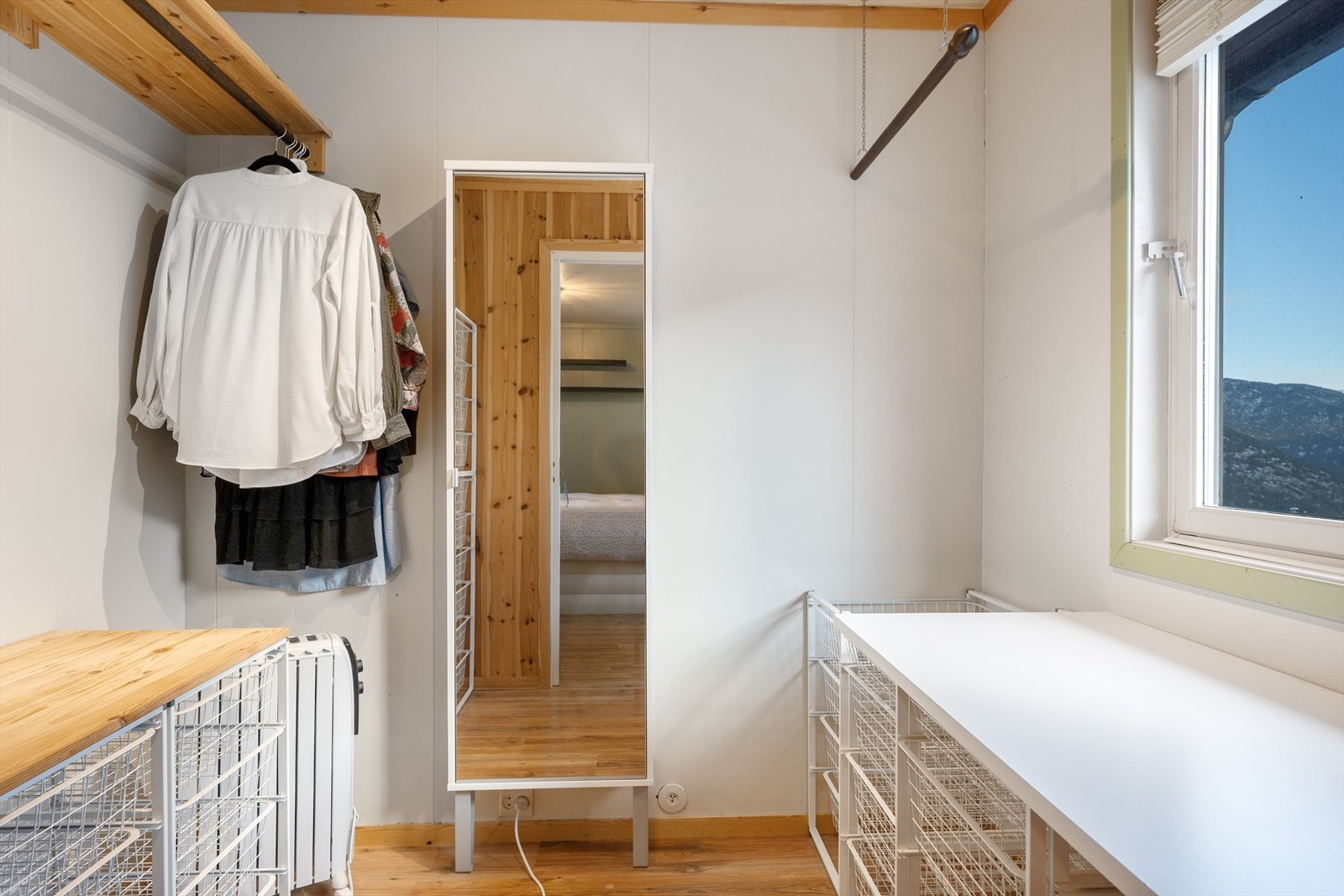 Det er walk-in på hovedsoverommet. Galleribilde