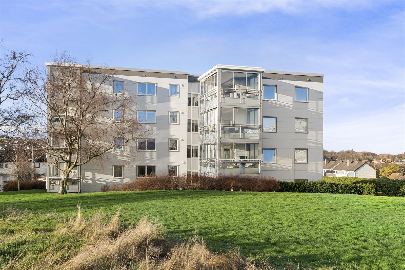 Borettslag med godt vedlikeholdte og moderniserte fasader Galleribilde