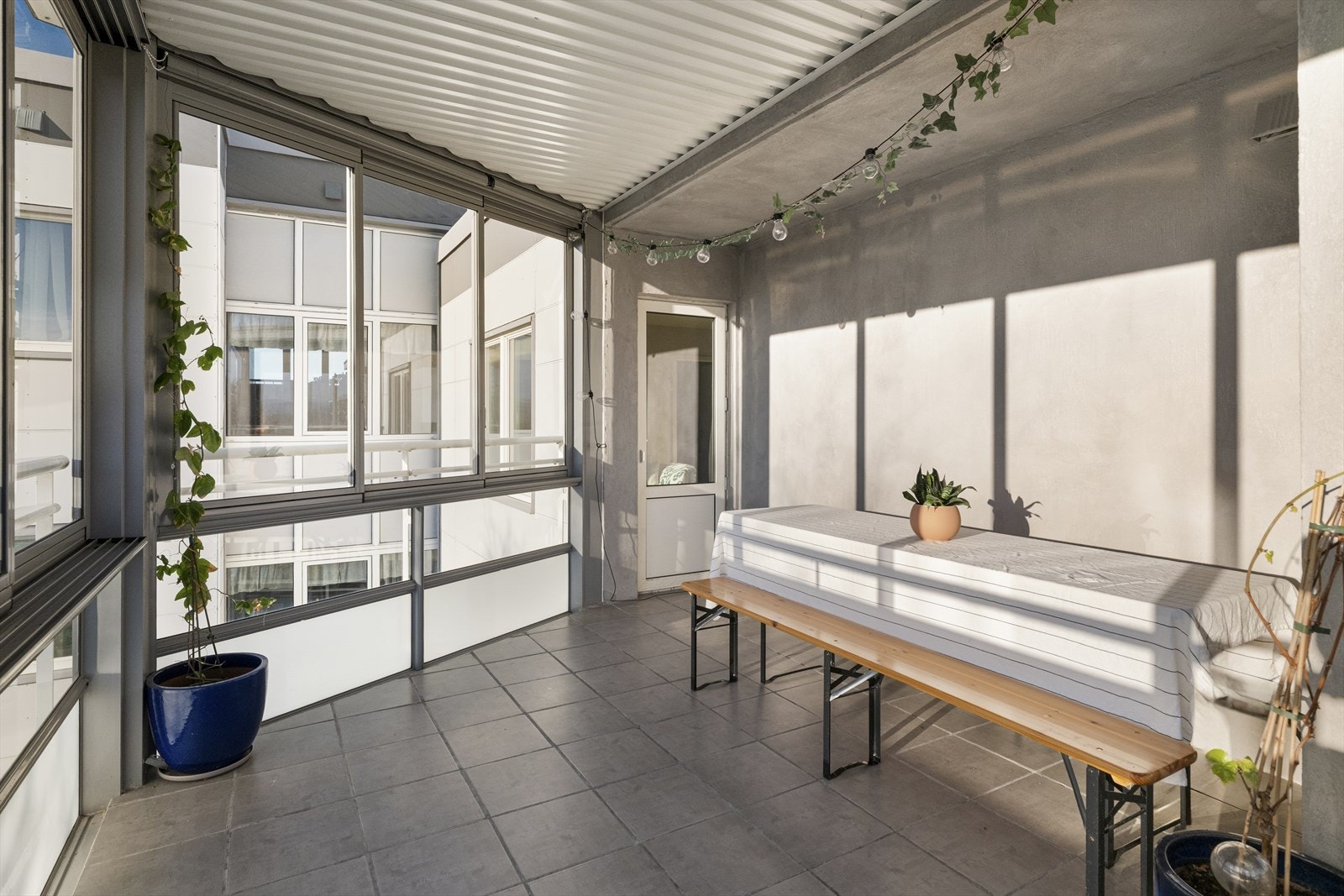 Skyvbare vindusflater som gjør at balkongen kan åpnes helt opp Galleribilde