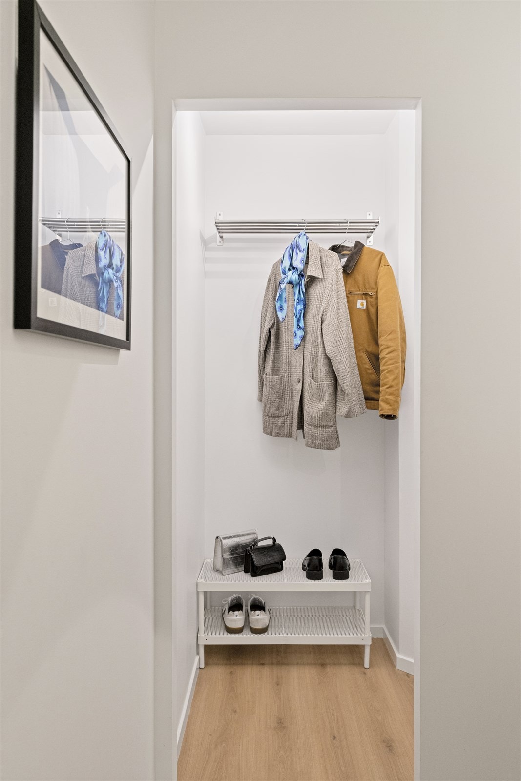 Praktisk garderoberom like ved inngangsdøren Galleribilde