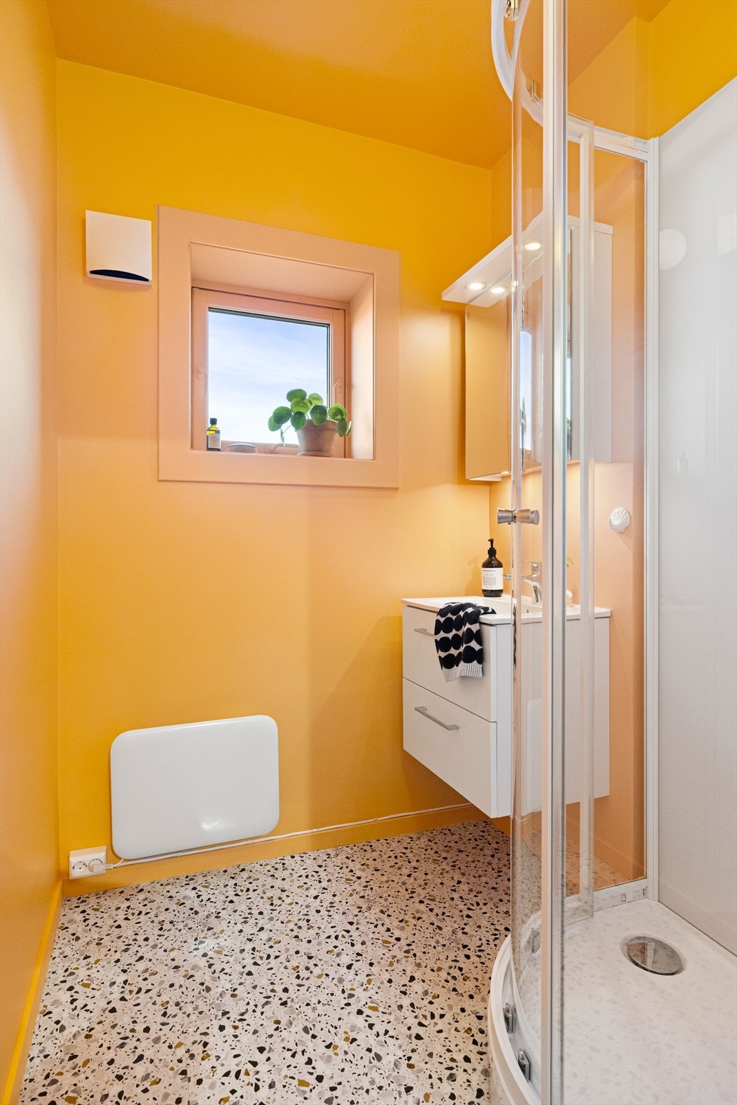 Servant med underskap, dusjkabinett og toalett. Opplegg for vaskemaskin i gang like utenfor badet Galleribilde