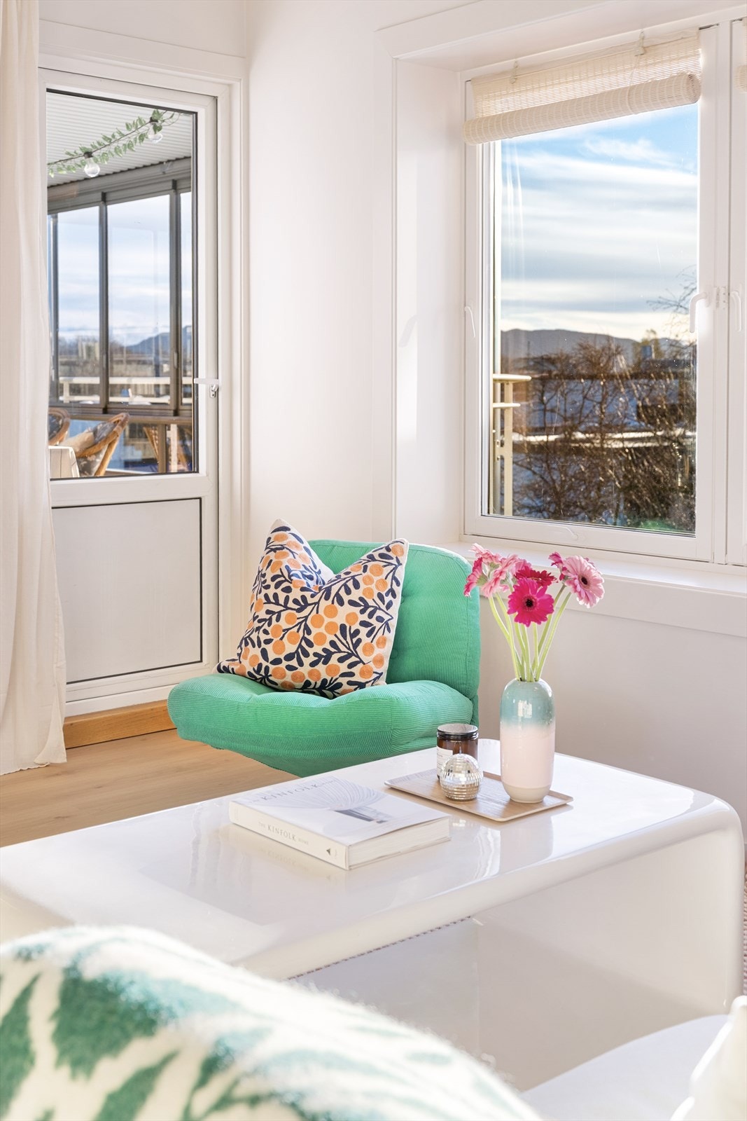 Et trivelig oppholdsrom med godt lysinntak Galleribilde