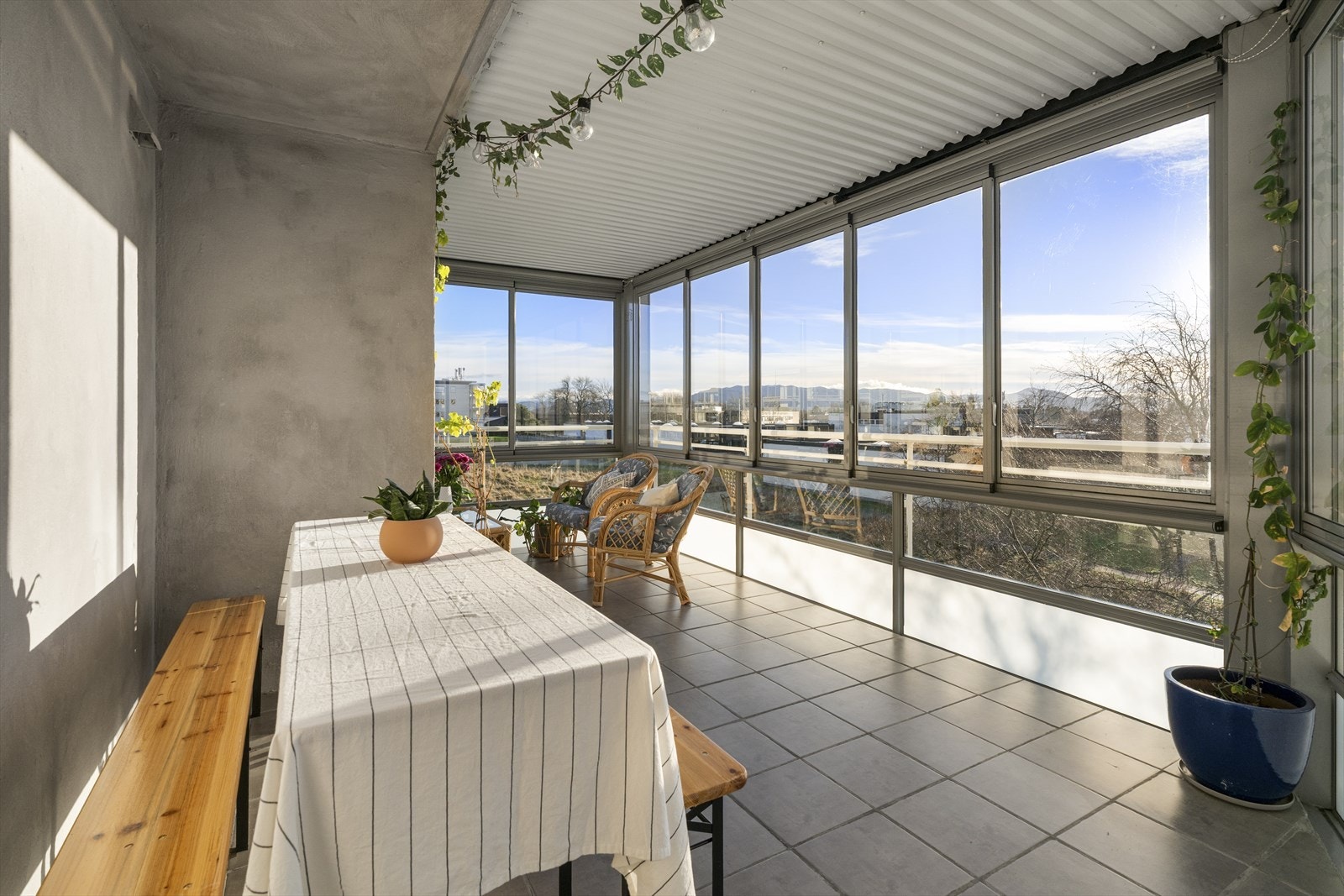 Stor hagestue/innglasset balkong med fliser på gulvet Galleribilde