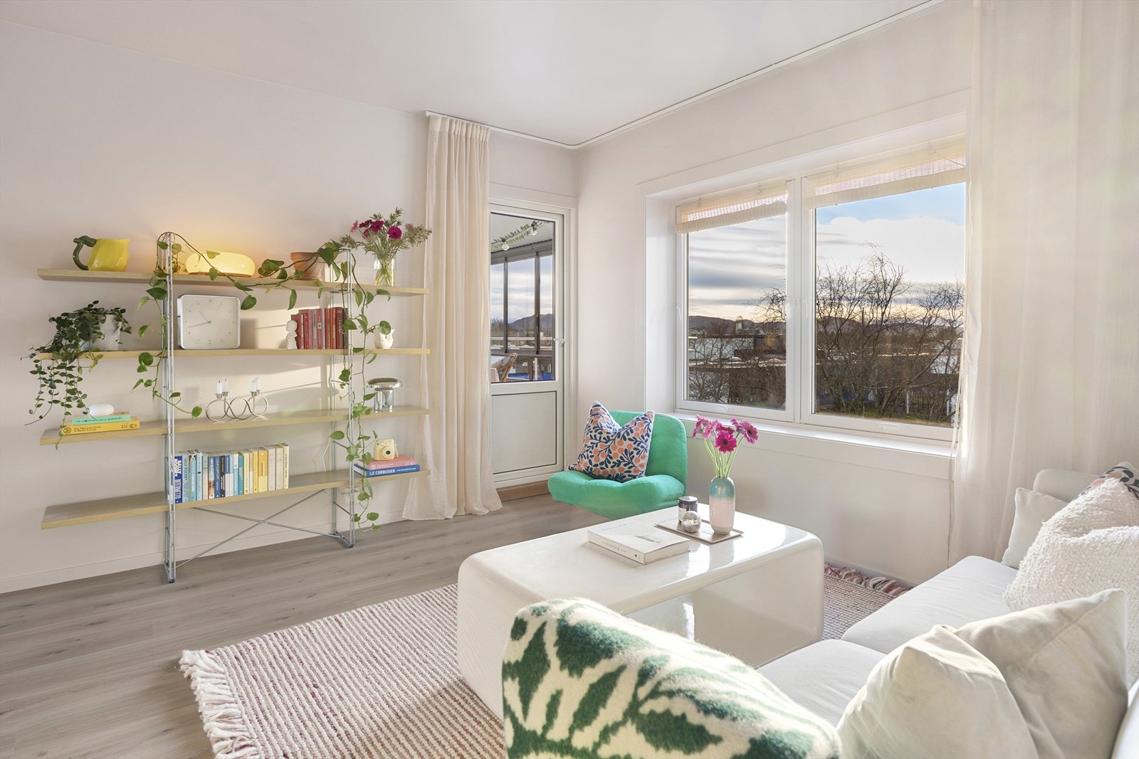 Flott, lys stue med fin utsikt Galleribilde