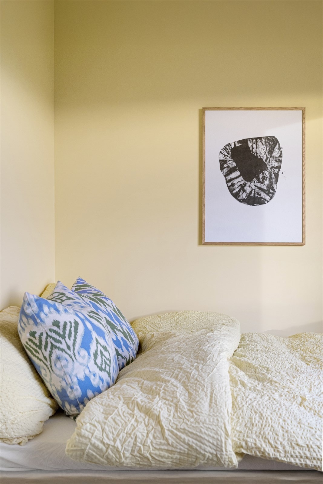 Soverom 2 også med slette flater og pent malt i en harmonisk dus gultone Galleribilde