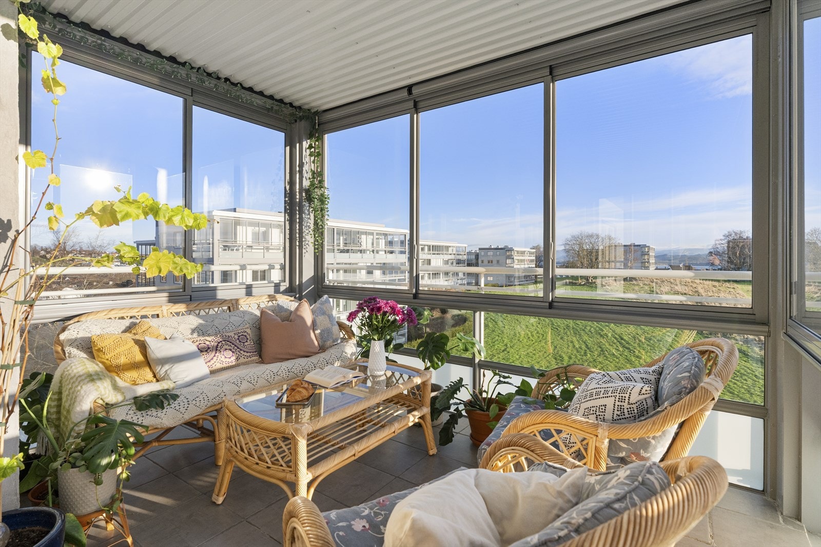 Flott utsyn i flere retninger og gode solforhold Galleribilde