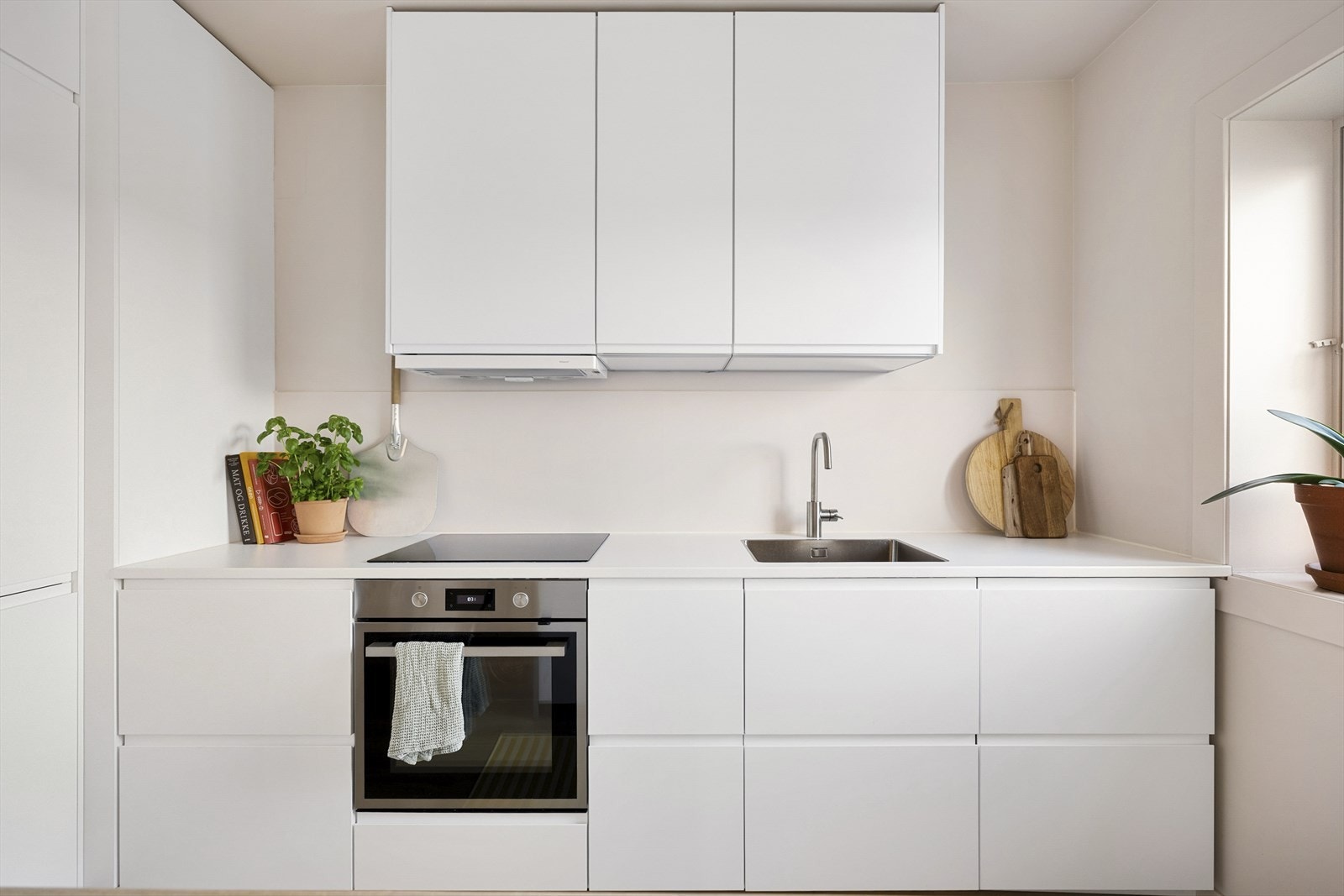 Flott, tidløs innredning og benkeplate Galleribilde