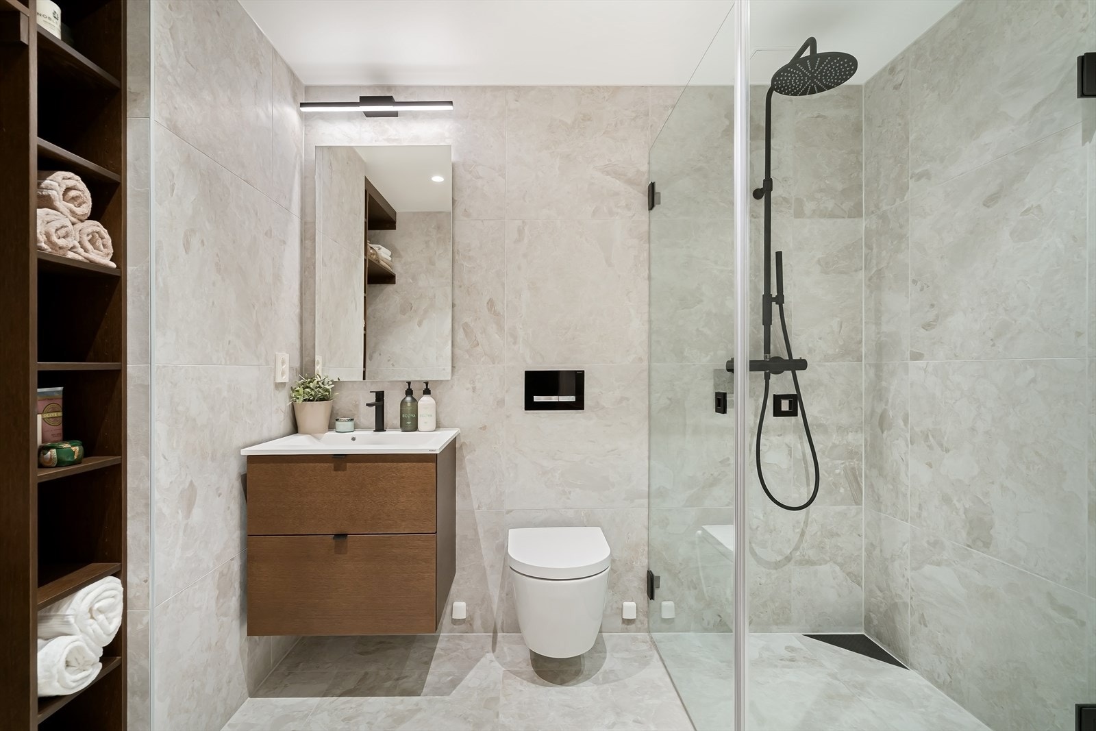 Lekkert bad med eksklusive løsninger og flotte fliser. Galleribilde