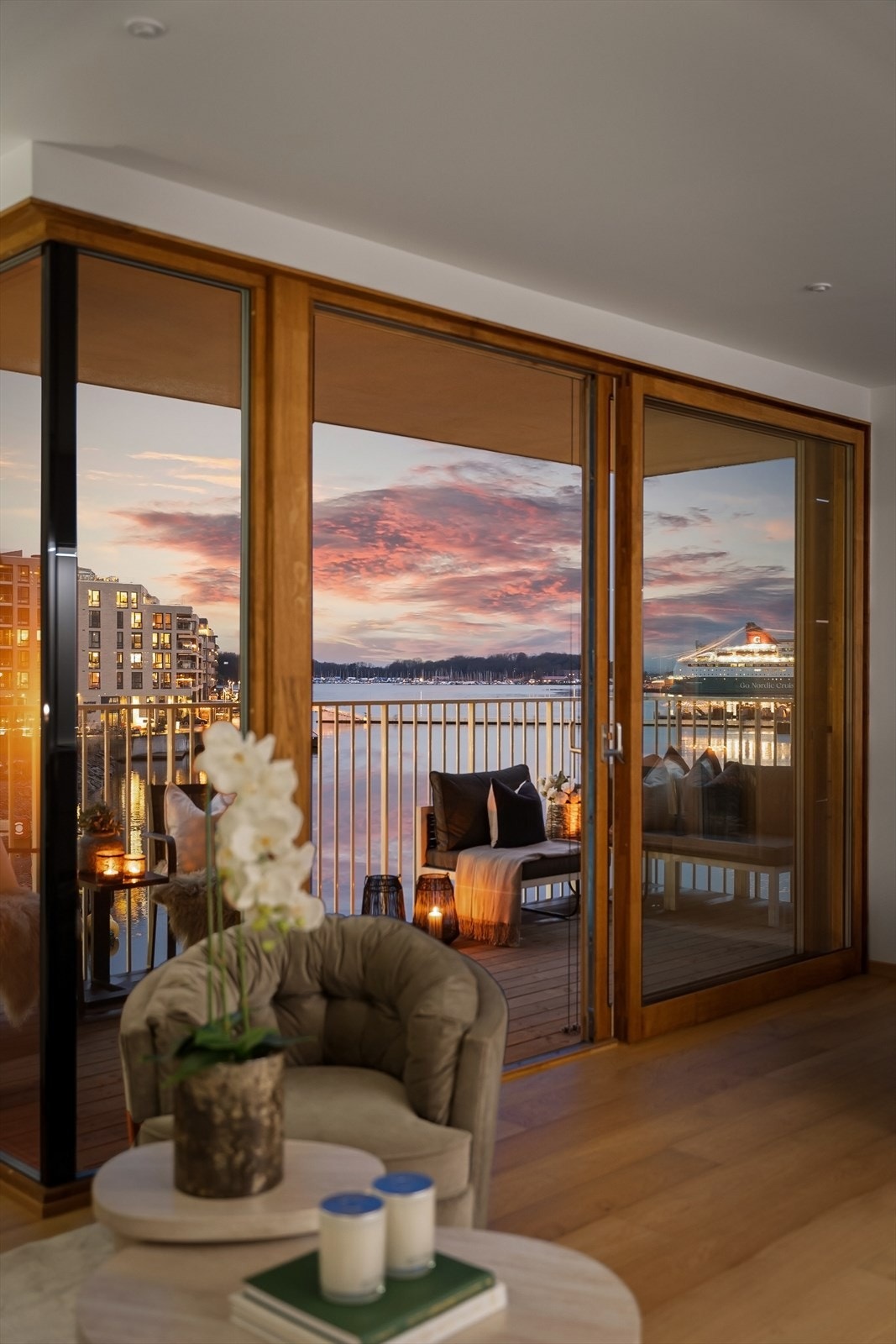 Det er utgang til romslig balkong på 13 kvm fra stuen. Galleribilde