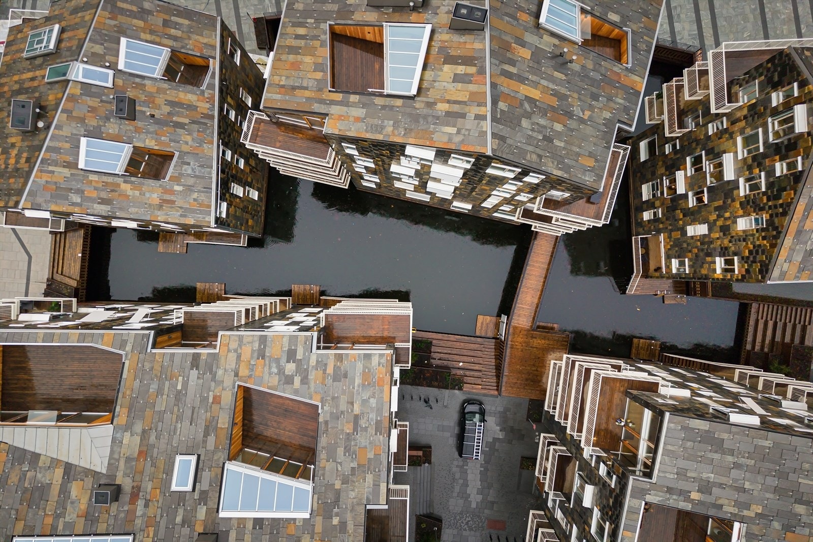 Vannkunsten er et av Bjørvikas mest særegne boligprosjekter. Her skiller arkitektur, beliggenhet, materialvalg og byggeteknisk kompleksitet seg tydelig ut fra alt annet i området. Fasadene kles med vakker rustskifer fra Otta, som glitrer i solen. Galleribilde