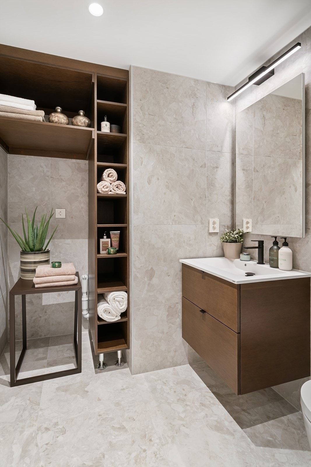 Snekkertilpasset nisje for vaskemaskin og tørketrommel. Galleribilde