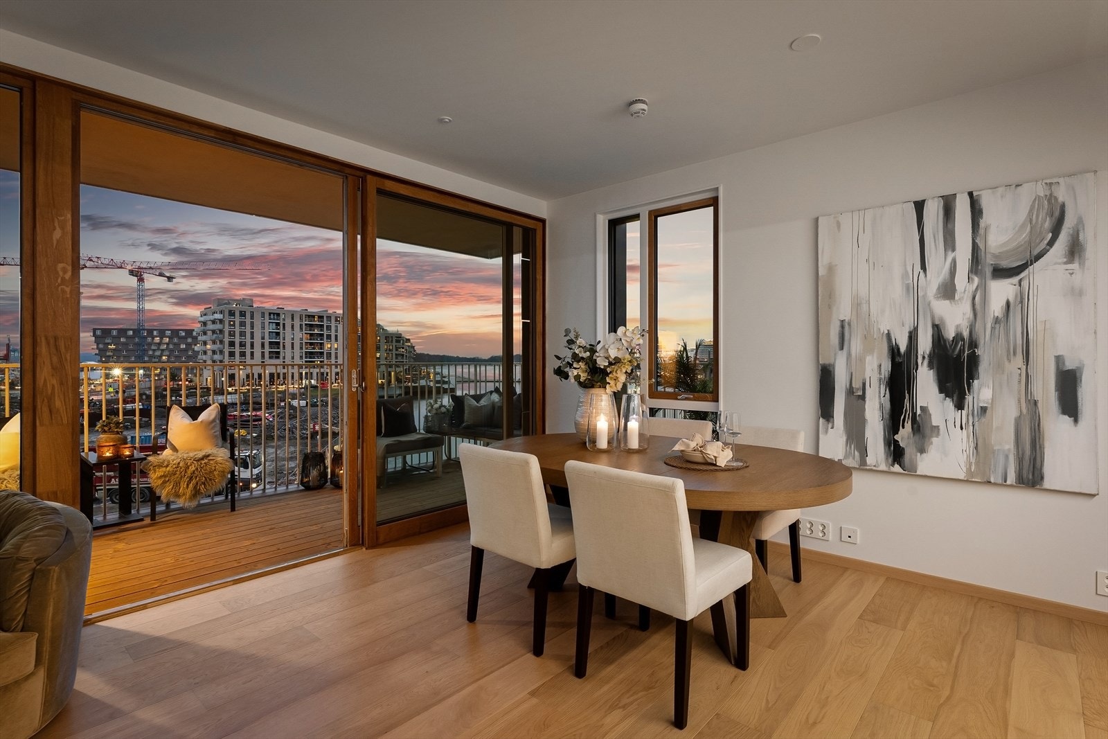 Opplevelsen av leiligheten er eksklusiv med bl.a. detaljer som ekstra brede parkettgulv og store vindusflater omrammet av treverk. Galleribilde