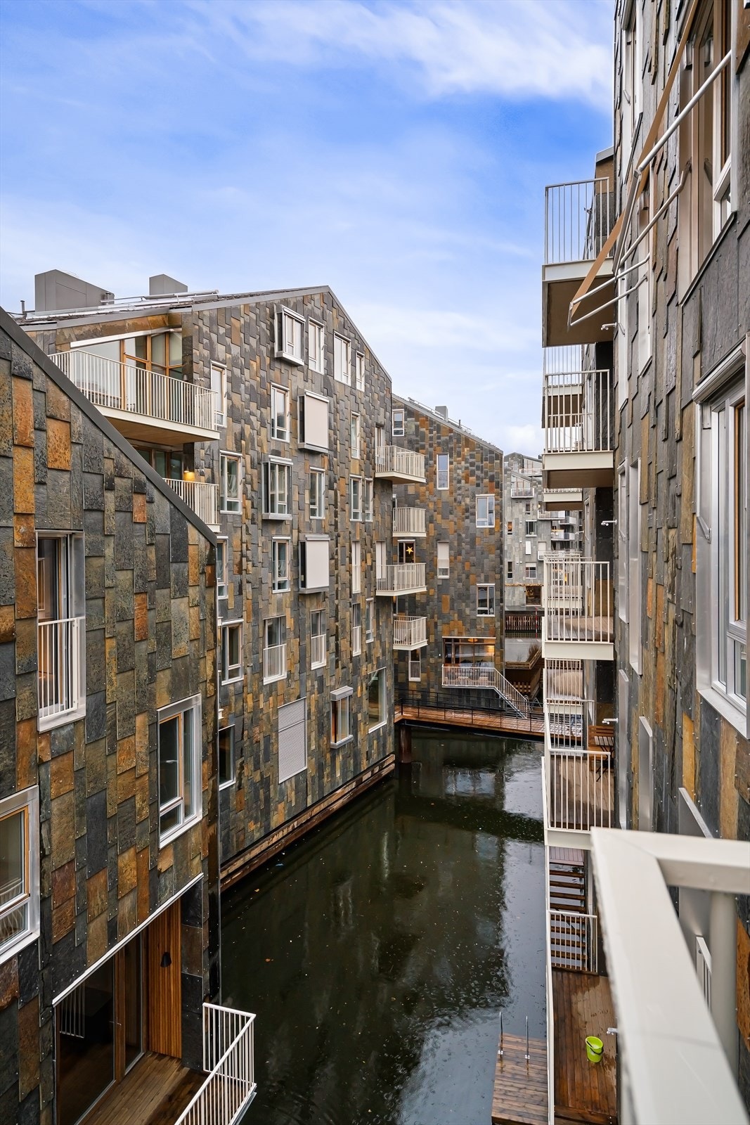 Mellom byggene slynger kanaler med glitrende vann seg inn, og skaper en unik, nesten nordisk-venetiansk atmosfære. Galleribilde