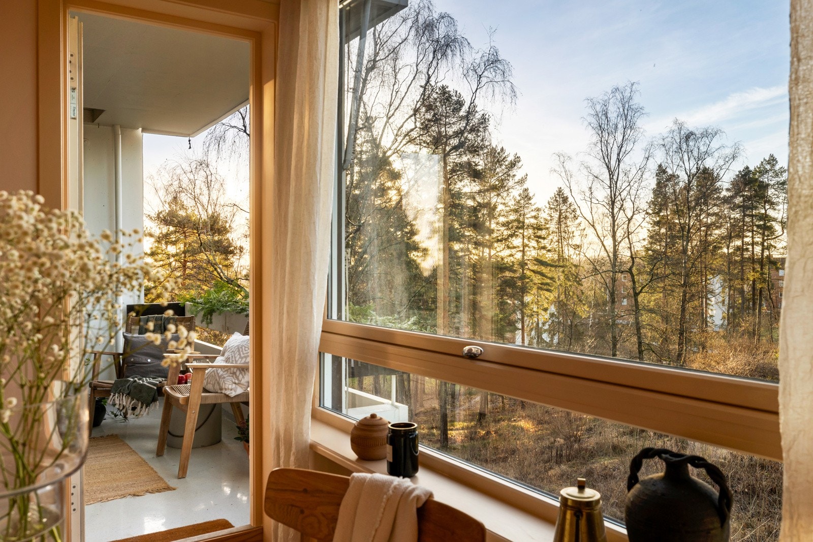 Fra kjøkkenet har du utgang til en hyggelig balkong med åpent utsyn til grøntområde og fjorden. Galleribilde