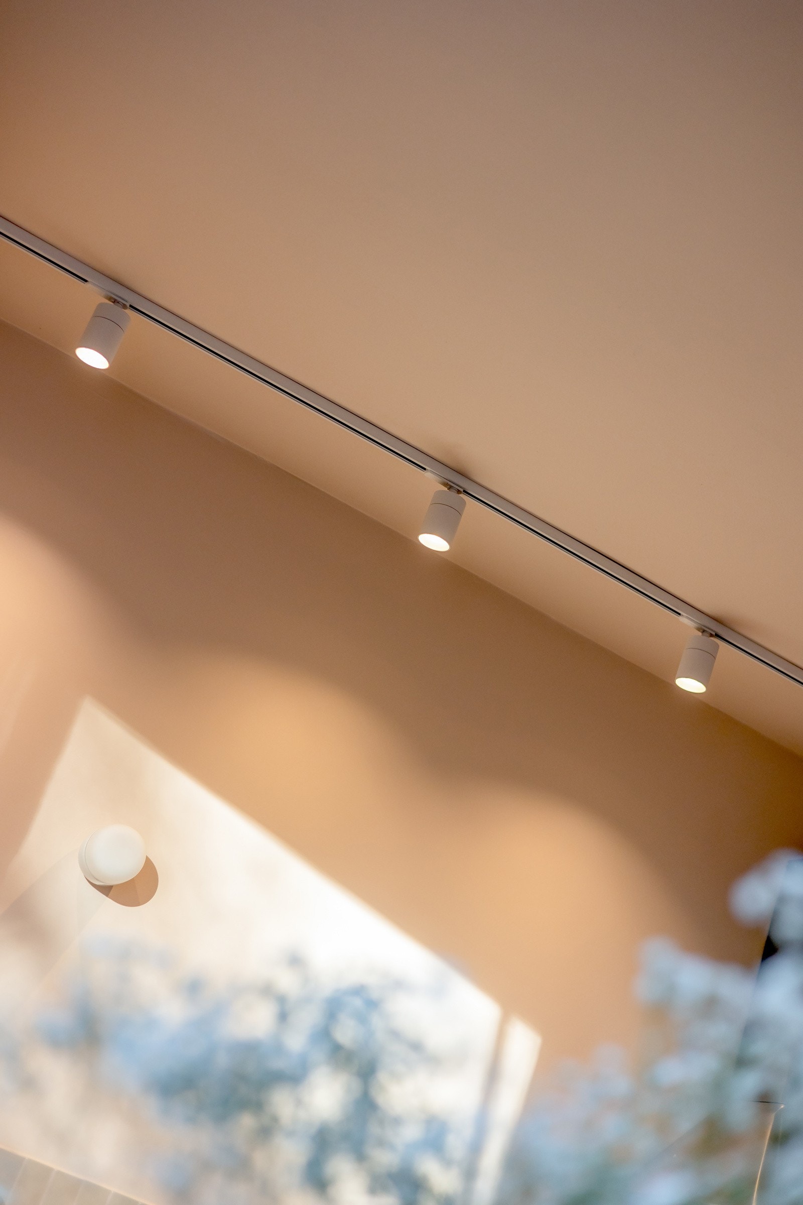 Belysning via lysskinne i tak og smarthusstyring fra Plejd bidrar til både funksjonalitet og stemning. Galleribilde