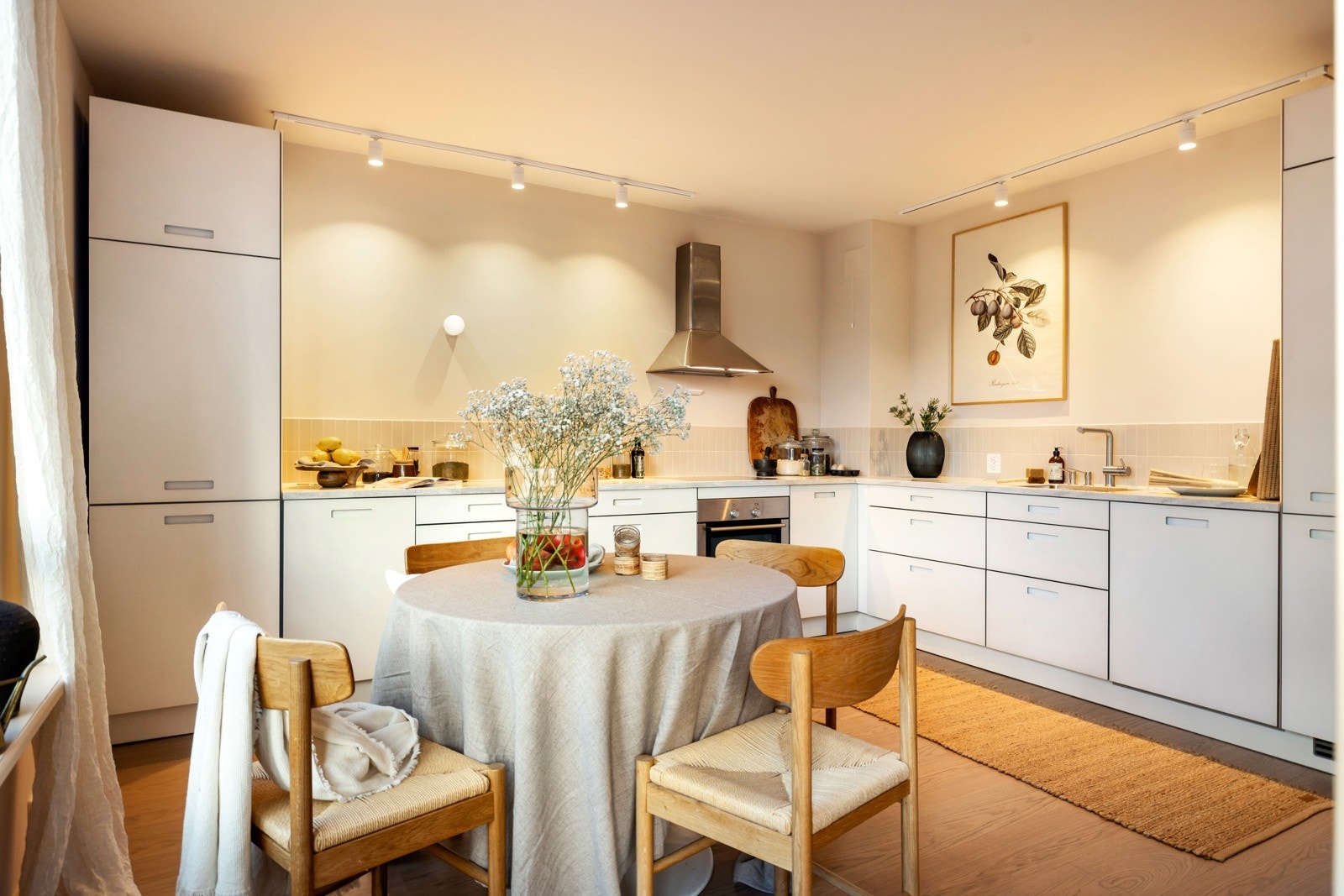 Kjøkkenet har nytt elektrisk anlegg med smarthusstyring fra Plejd. Galleribilde