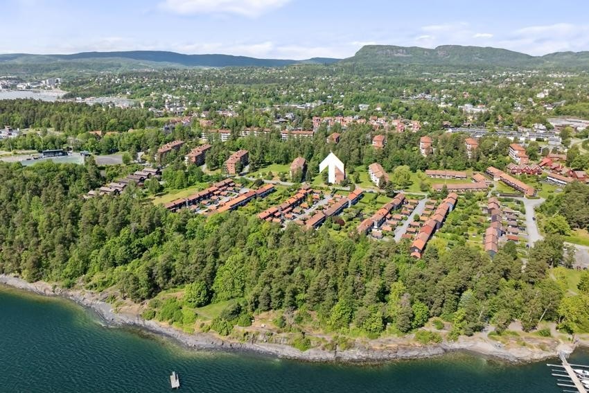 Eiendommen har en sjønær og etterspurt beliggenhet på nedre Høvik. Området er særdeles attraktivt, kjent for å være veletablert og barnevennlig rett ved fjorden med strand, småbåthavn og lekeplass i umiddelbar nærhet. Galleribilde